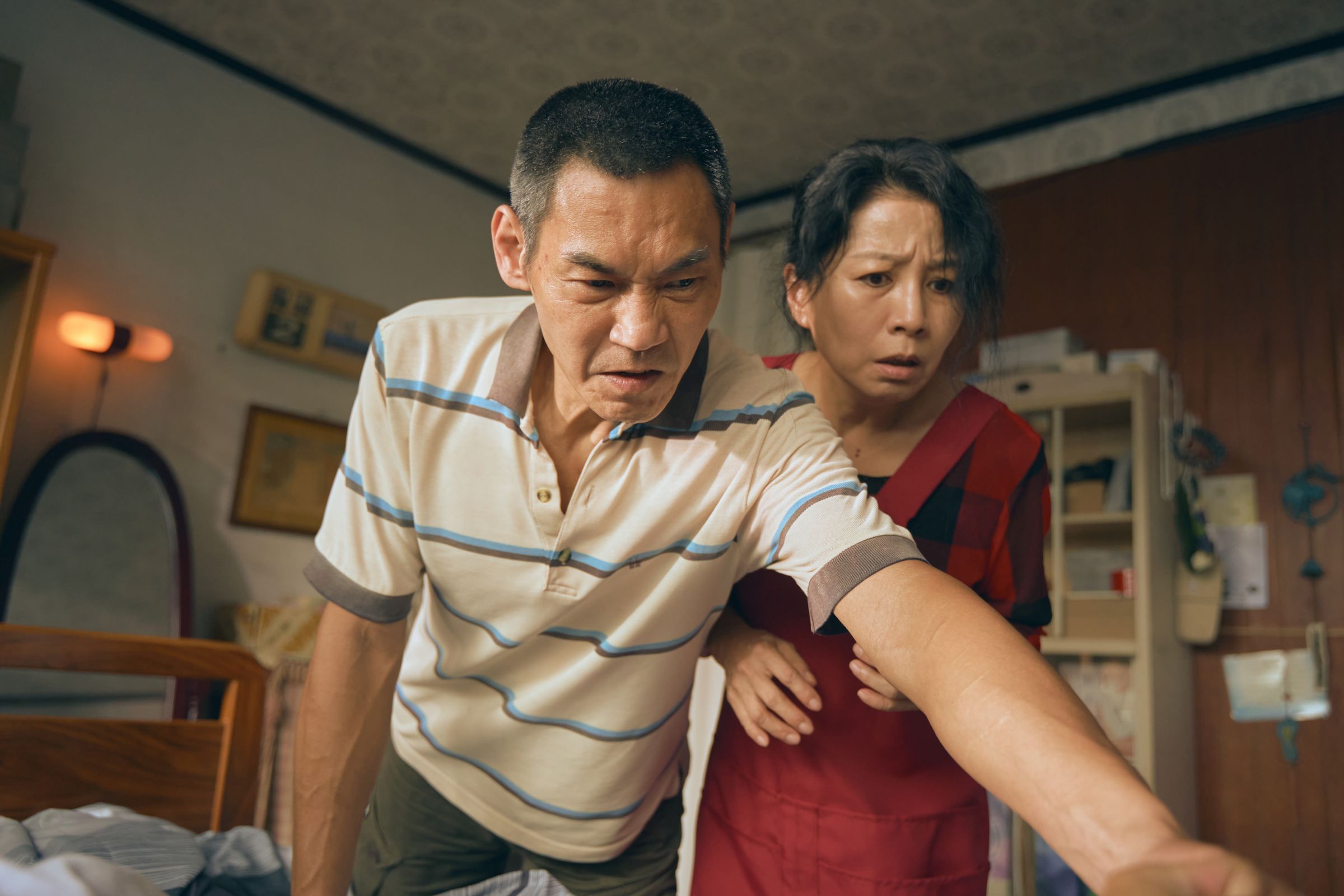 方文琳在《啥人顧性命》擺脫過去較溫柔苦情的母親形象。(公視台語台提供)