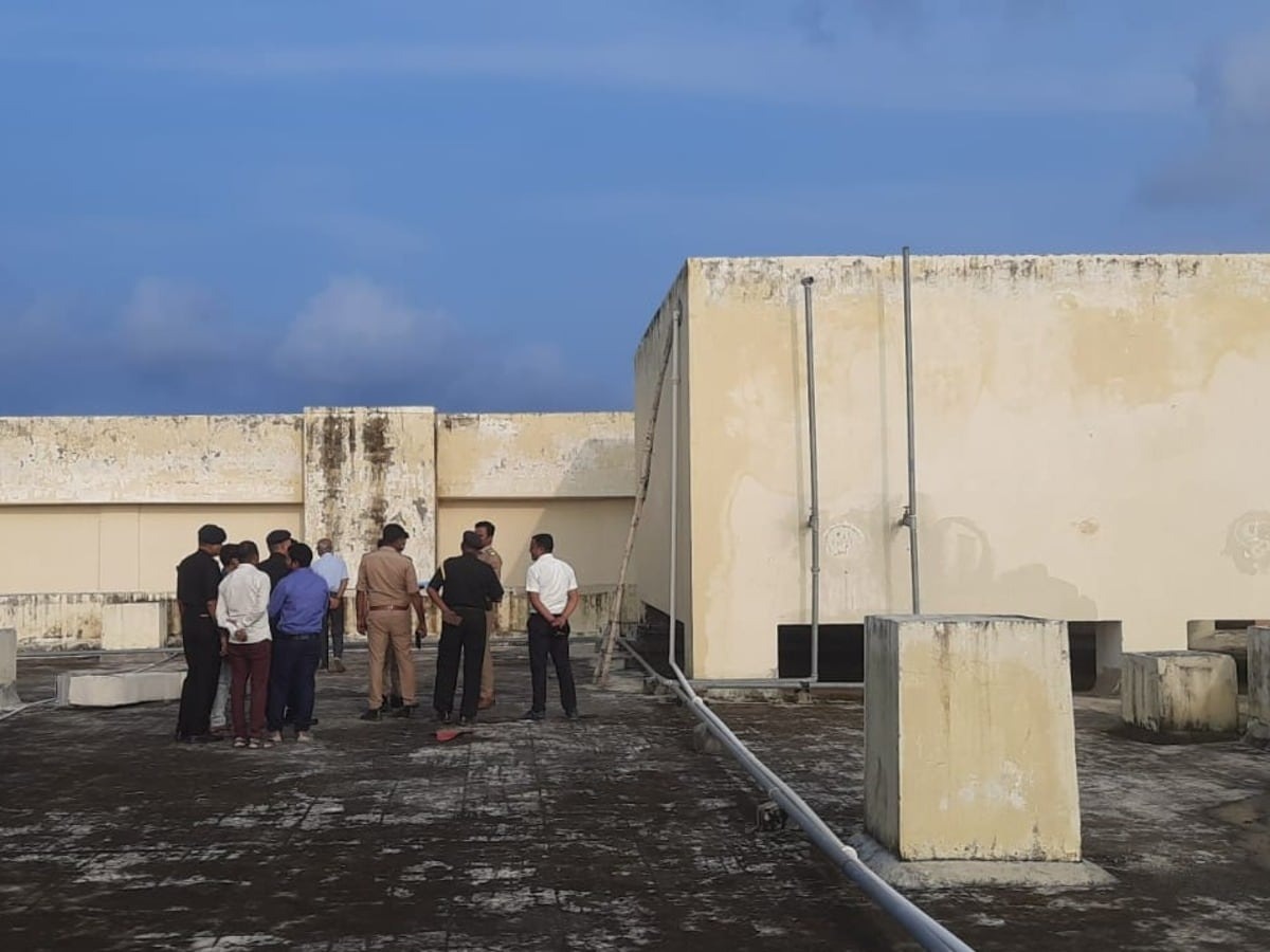 馬哈希德瓦拉哈巴巴醫學院發生駭人事件，門診大樓頂樓水箱內驚見腐屍，全校喝「屍水」十多天。（翻攝livehindustan.com）