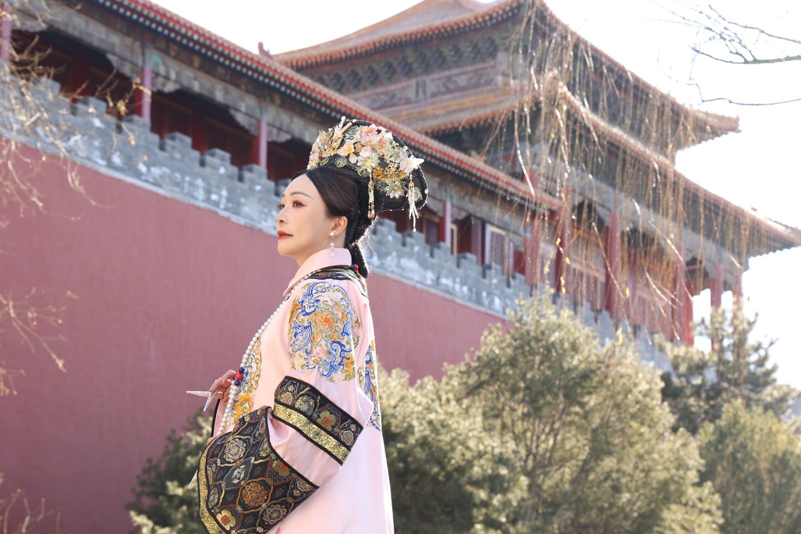 路永佳到北京扮古裝，扮「皇后」。（翻攝路永佳臉書）