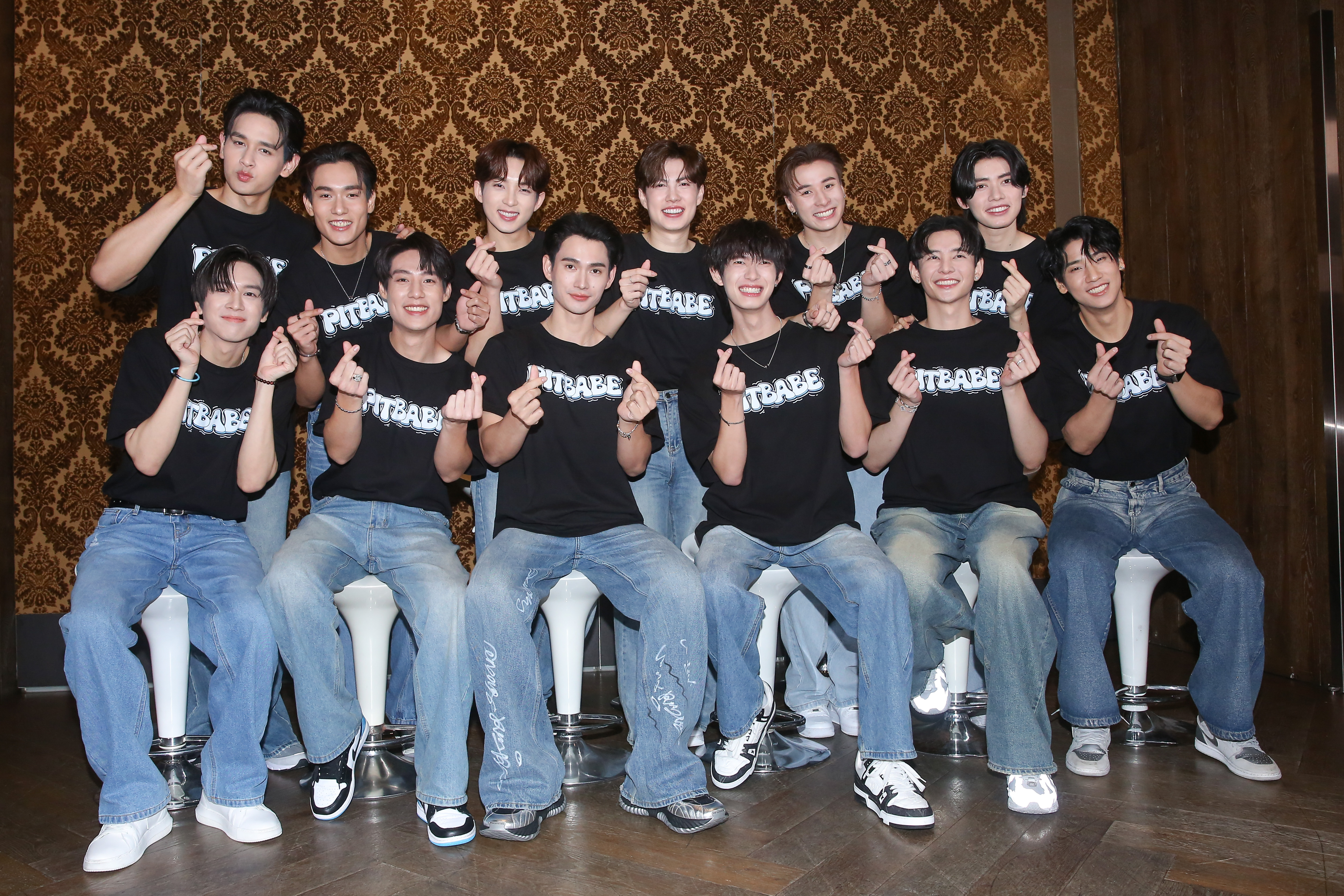 《極速戀人 Pit Babe the Series》台北場將會有別於其他城市的特別表演內容。Pon（前排左起）、Sailub、Pavel、Pooh、Nut、Ping，Pop（後排左起）、Lee、Garfield、Benz、Michael、Topten。