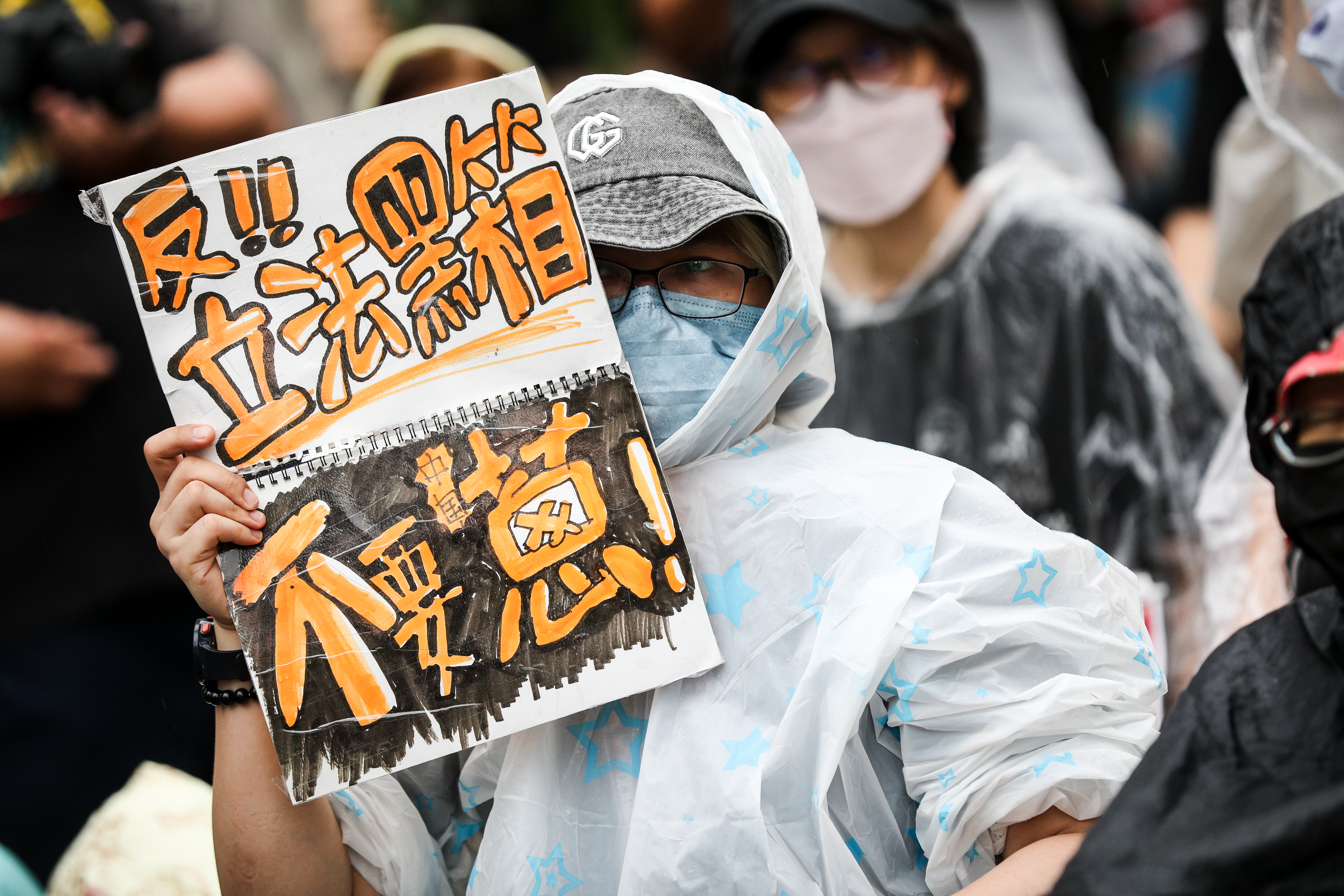 民眾反立法黑箱，提醒大家「不要蔥」。