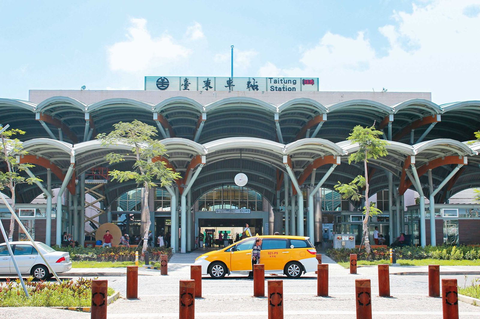 台東車站不在台東市區，1992年啟用至今已34年，周圍區域（左圖，讀者提供）發展仍有限。（翻攝維基百科）