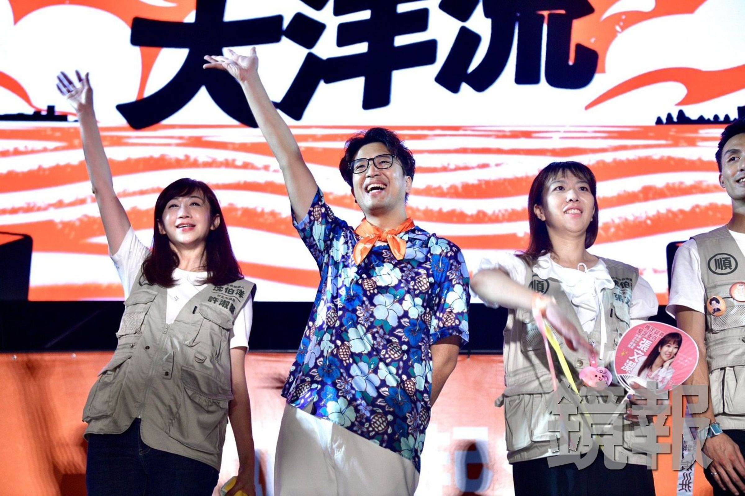 民進黨立委、台北市長候選人沈伯洋18日到松山信義選區舉辦造勢活動,小14歲的堂姑因外型出眾,掀起大票網友關注與討論。(鏡報李智為)