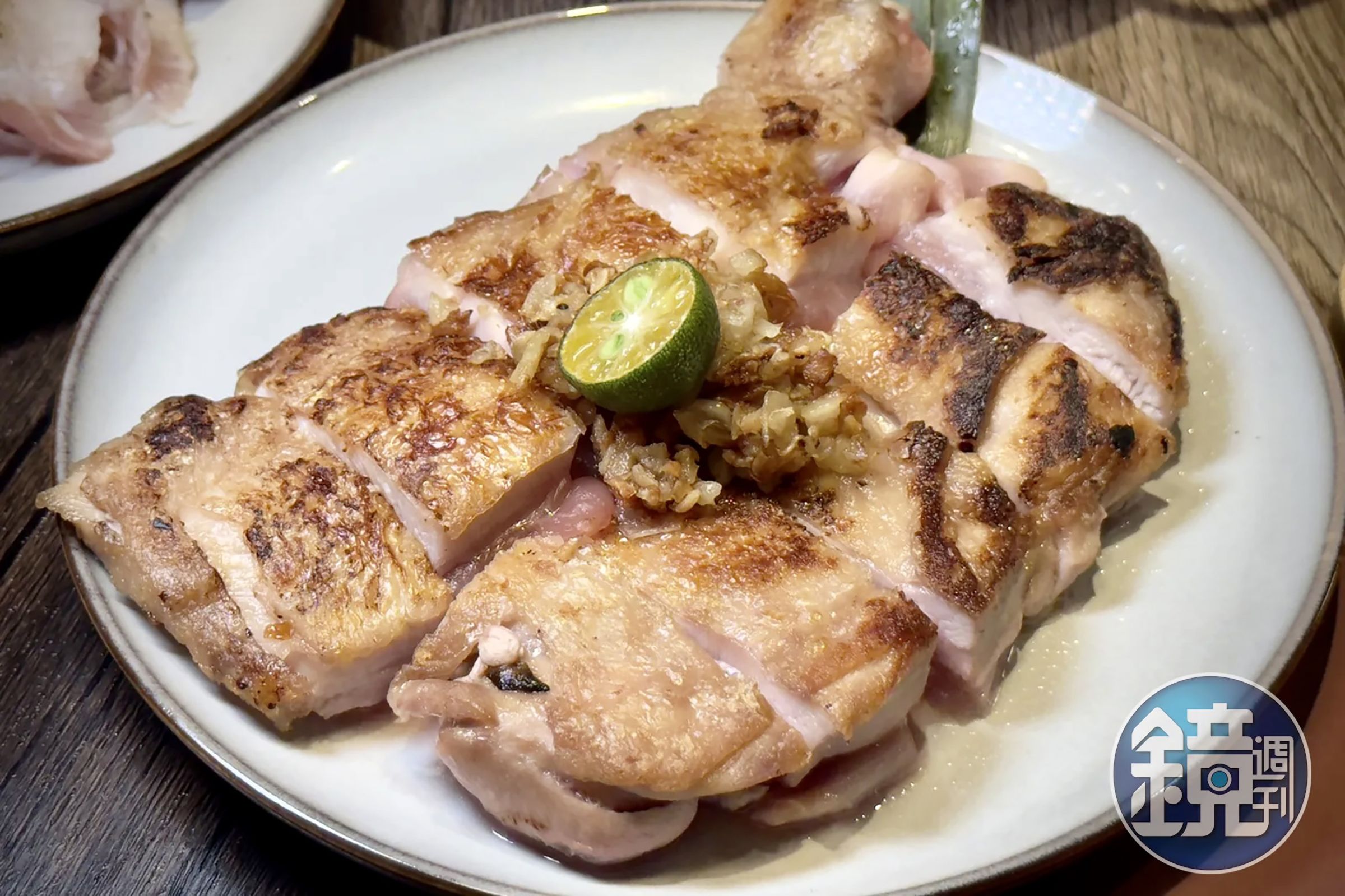 「蒜香嫩煎紅玉雞」上桌前先以蒜片爆香煎製,外皮金黃酥脆,入鍋後不過度油膩,反而能品嘗到香煎氣息與軟嫩肉質。(套餐499元起/份)