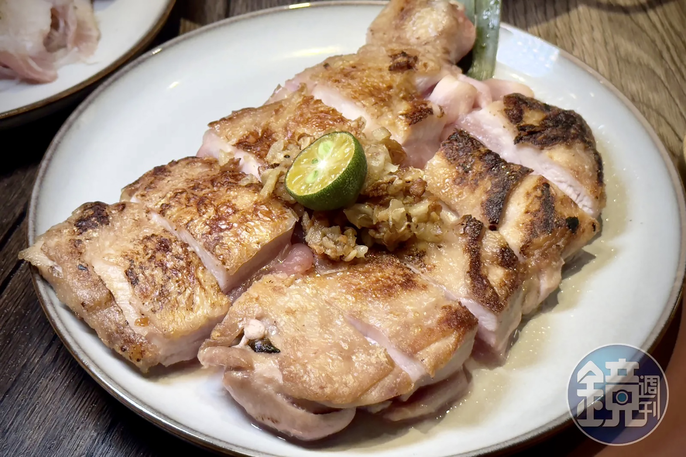 「蒜香嫩煎紅玉雞」上桌前先以蒜片爆香煎製，外皮金黃酥脆，入鍋後不過度油膩，反而能品嘗到香煎氣息與軟嫩肉質。（套餐499元起／份）