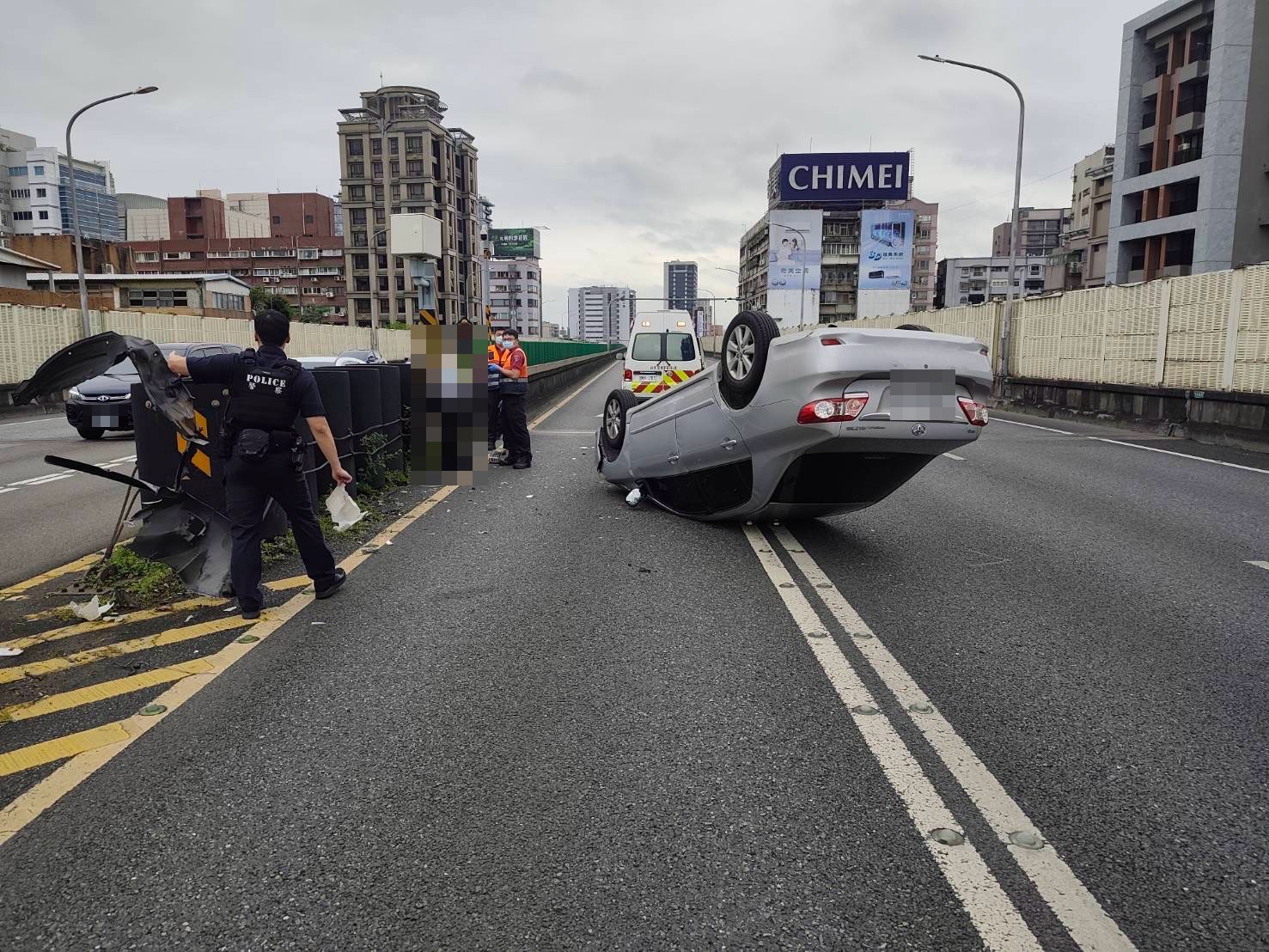 陳男今早駕車因擦撞高架匝道口防撞桶而翻車。（翻攝畫面）