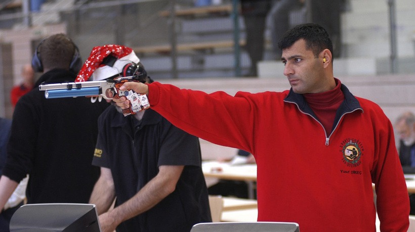 土耳其51歲大叔射擊「沒戴任何裝備」奪銀爆紅，「殺手級」真實背景曝光。（翻自haberet.com）