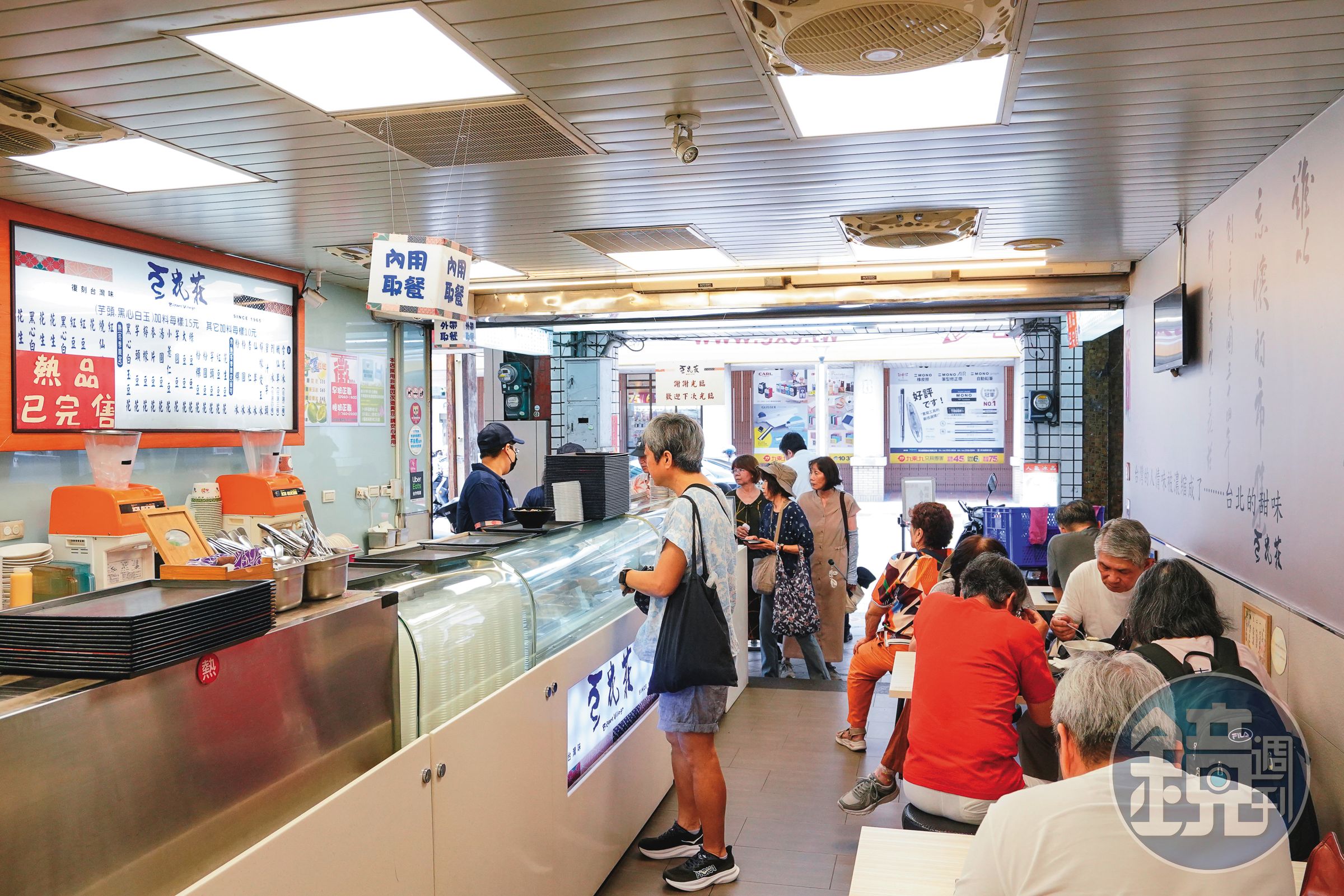 豆花莊本就是高人氣豆花店,在輝達執行長黃仁勳親臨後,銅板美食排隊隊伍更長了。