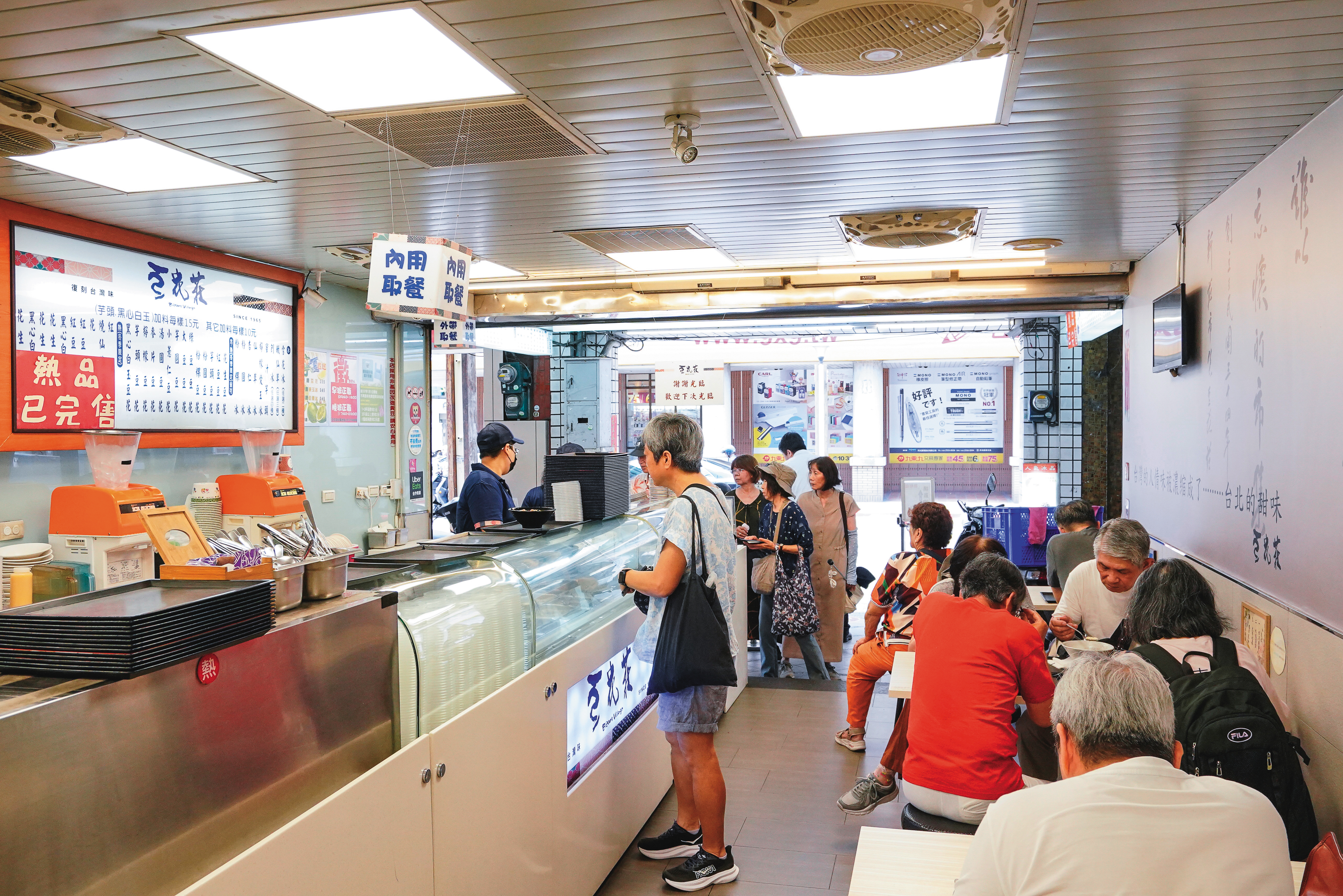 豆花莊本就是高人氣豆花店，在輝達執行長黃仁勳親臨後，銅板美食排隊隊伍更長了。
