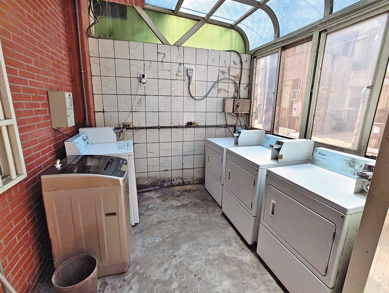 樂天二軍宿舍的洗衣間十分簡陋，完全沒有職業球團的規格。（投訴人提供） 