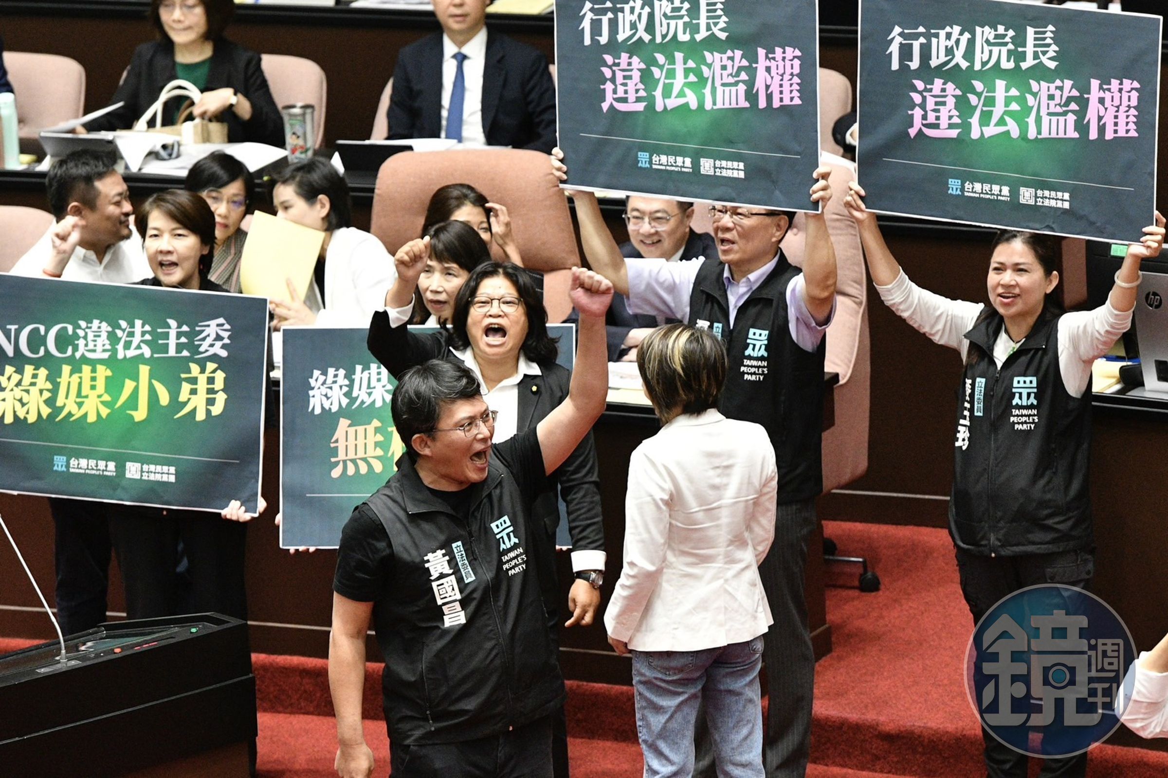 今早立法院新會期正式開議，民眾黨在議會首日就開始舉牌抗議。