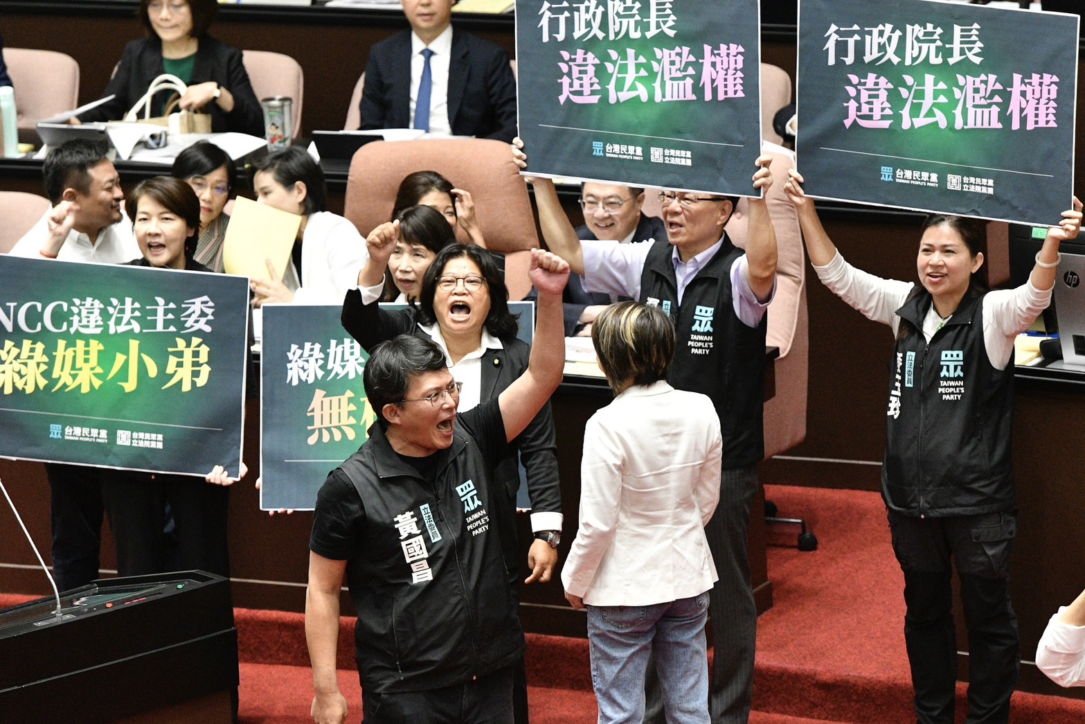 今早立法院新會期正式開議，民眾黨在議會首日就開始舉牌抗議。