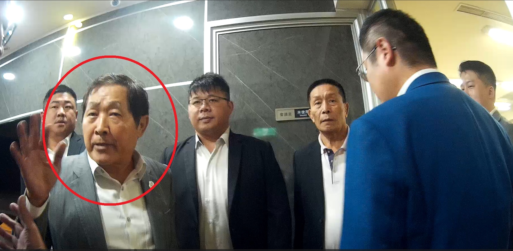 天剛日前召開董事會，「世界陳」陳和宗（紅圈）找來黑衣人坐鎮惹議。（讀者提供）