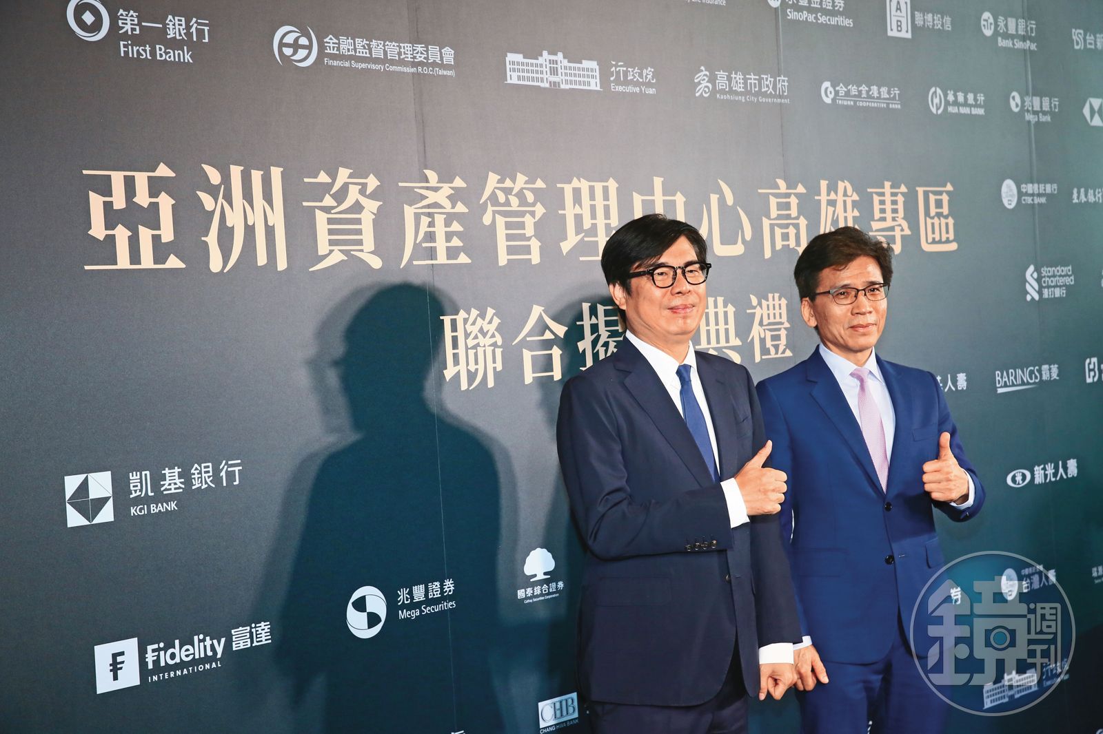 彭金隆提出,如果只是跟著別人走,我們頂多是第二,甚至跟不上。去年七月上路的亞資中心高雄專區揭幕,圖為高雄市長陳其邁(左)與彭金隆合照。