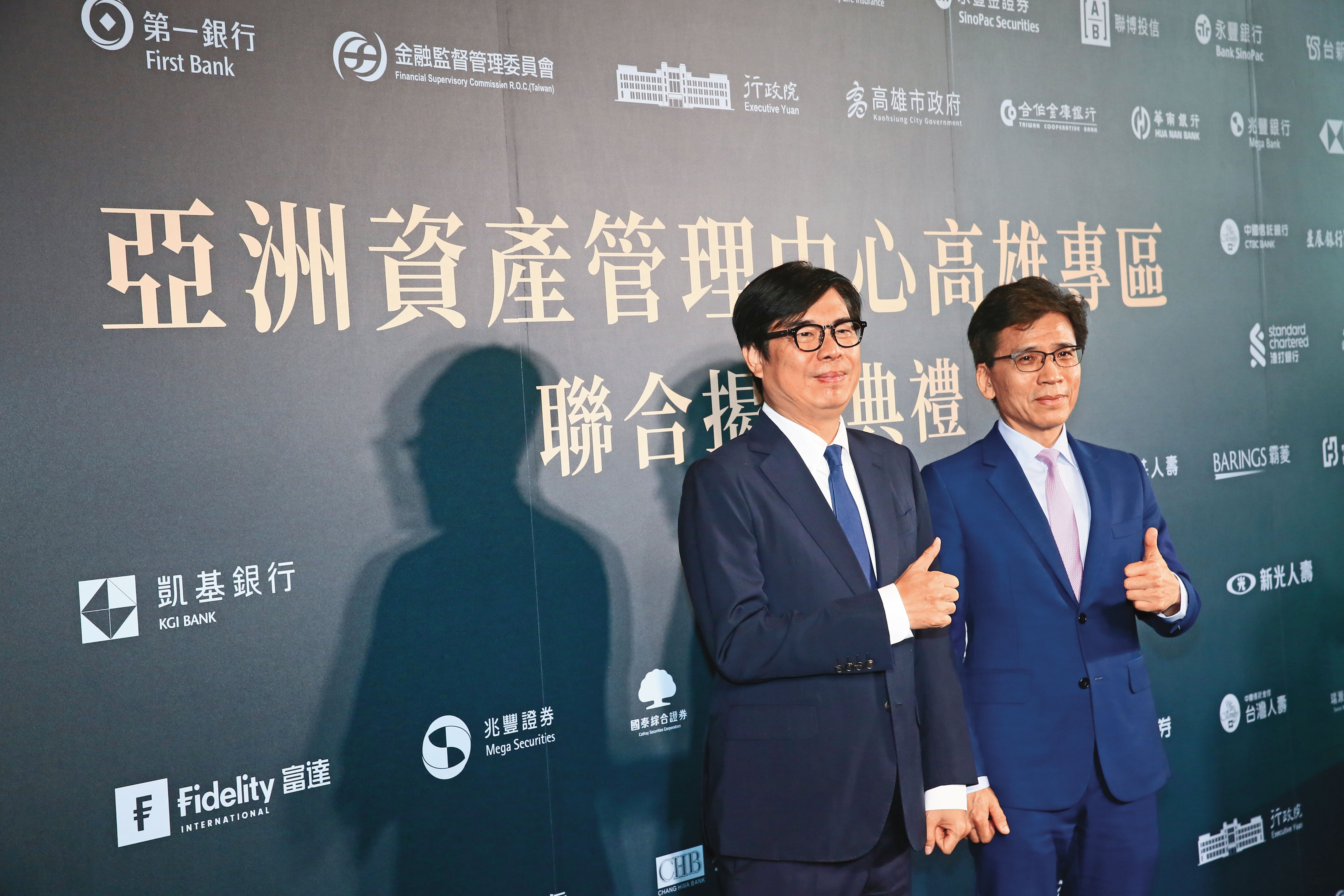 彭金隆提出,如果只是跟著別人走,我們頂多是第二,甚至跟不上。去年七月上路的亞資中心高雄專區揭幕,圖為高雄市長陳其邁(左)與彭金隆合照。