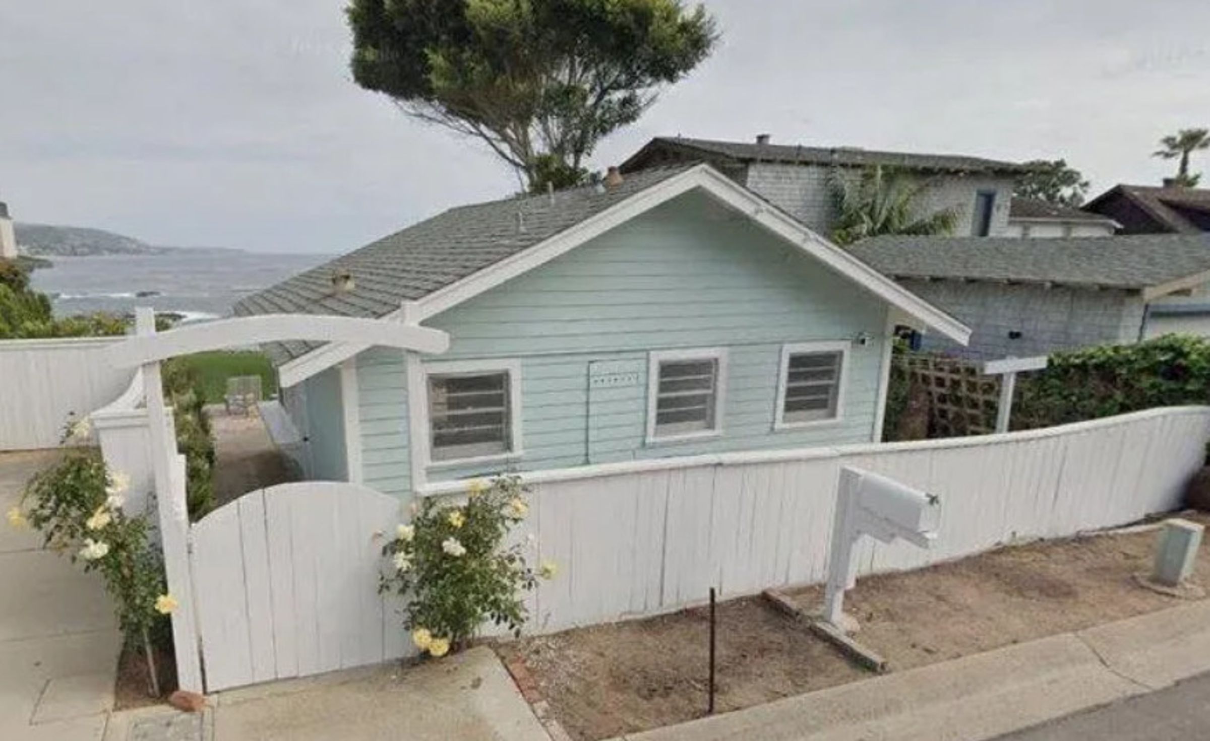 加州橙縣拉古那灘一間百年海濱小屋地理位置無敵，走出屋外就是海景第一排，房價短短幾年就飆升到6億元。（翻攝GoogleMap）

