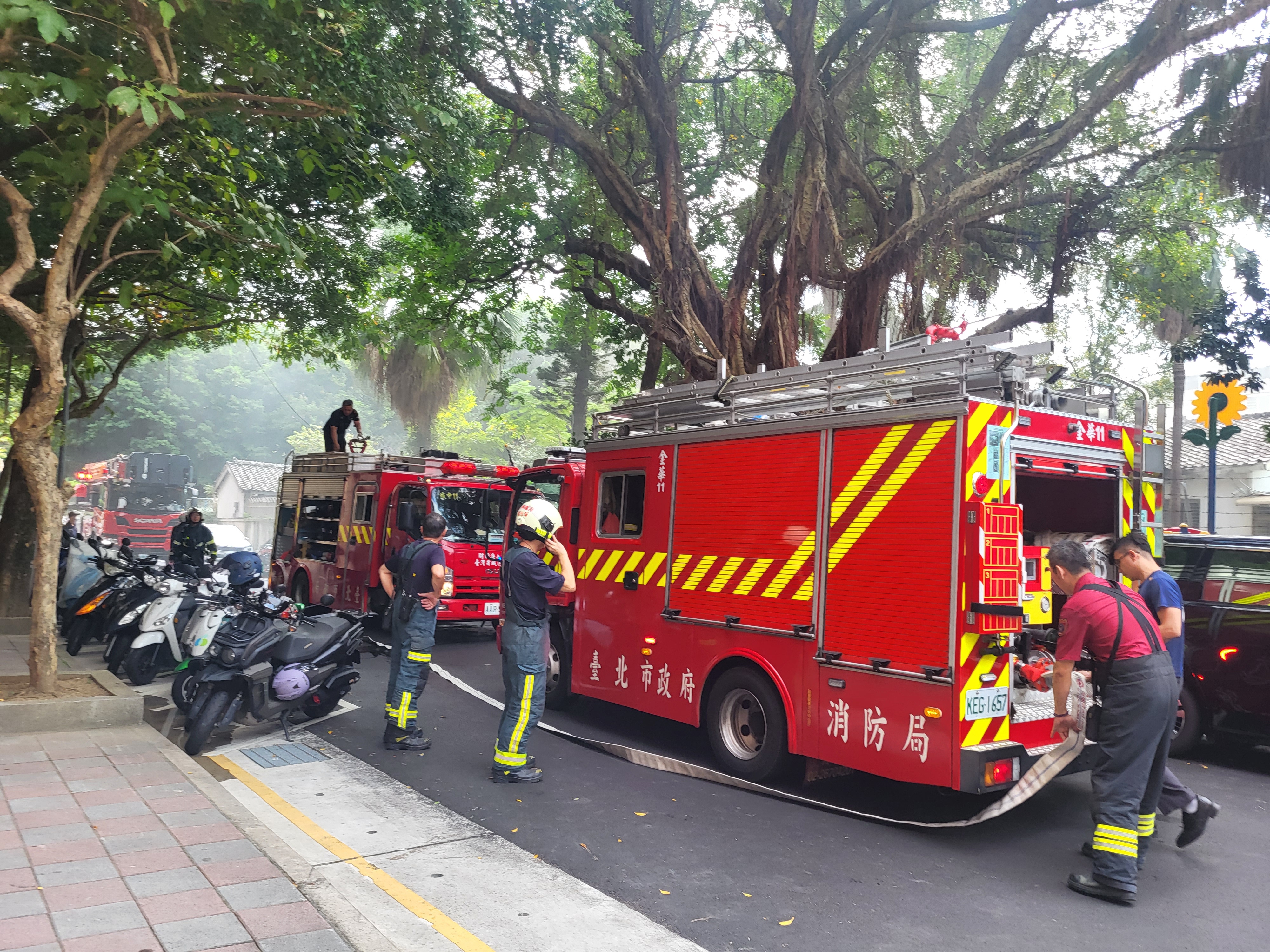 高院附設幼兒園上午驚傳火警，北檢及北院周遭停滿各式消防車輛，引起一陣騷動。