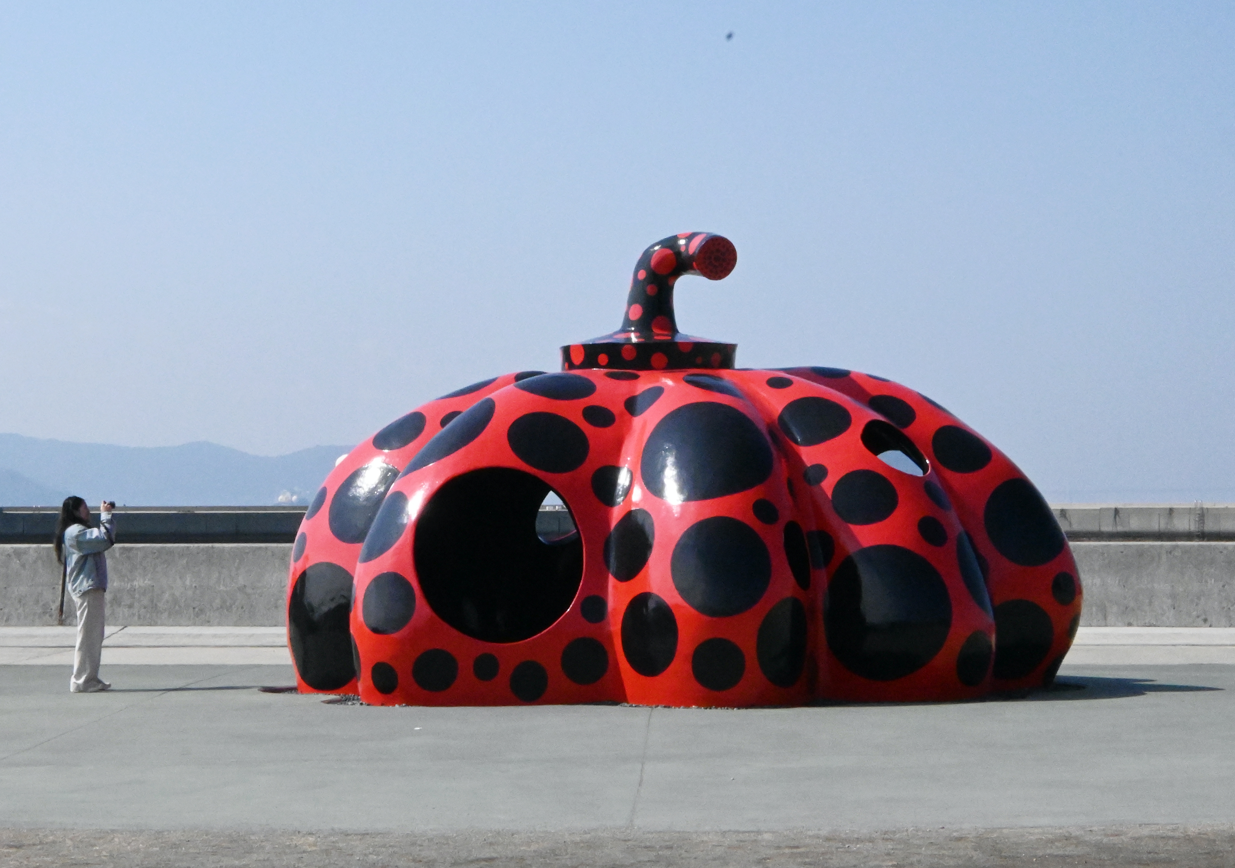 「瀨戶內國際藝術祭2025」已於2025年4月18日盛大登場，圖為草間彌生之作《赤かぼちゃ》。（Credit：“Red Pumpkin”Yayoi Kusama,2006 Naoshima Miyanoura Port Square ©YAYOI KUSAMA）*請勿擅自轉載