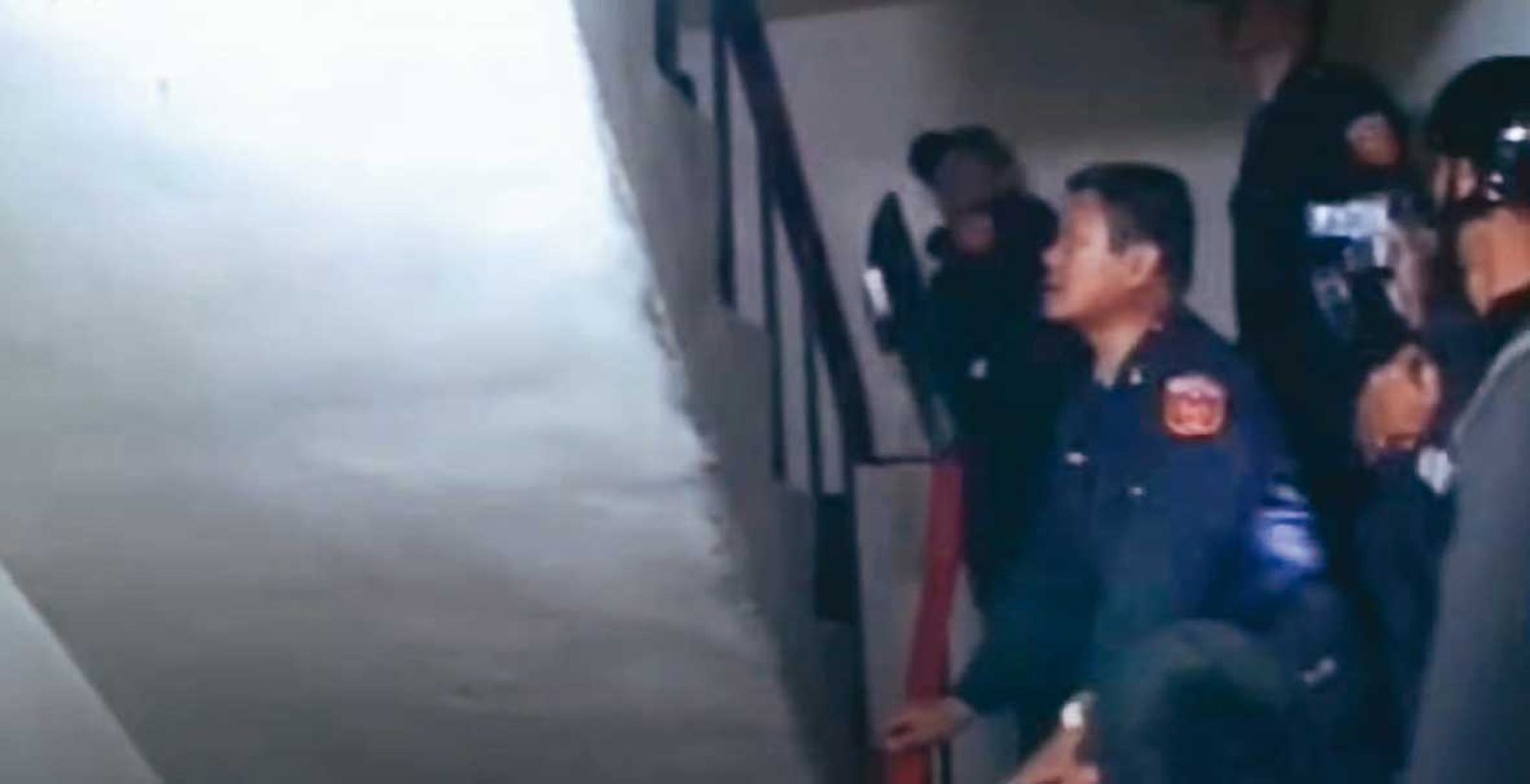 警方荷槍實彈、拂曉出擊,清晨6點多抵達張男藏身處攻堅。(示意畫面,翻攝東森新聞)