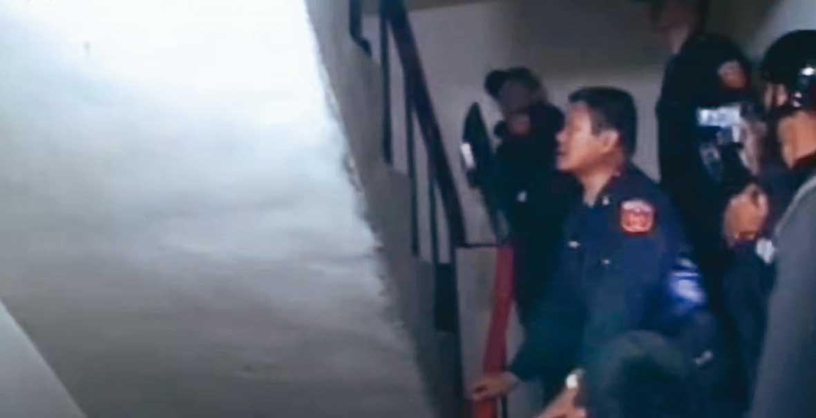 警方荷槍實彈、拂曉出擊，清晨6點多抵達張男藏身處攻堅。（示意畫面，翻攝東森新聞）
