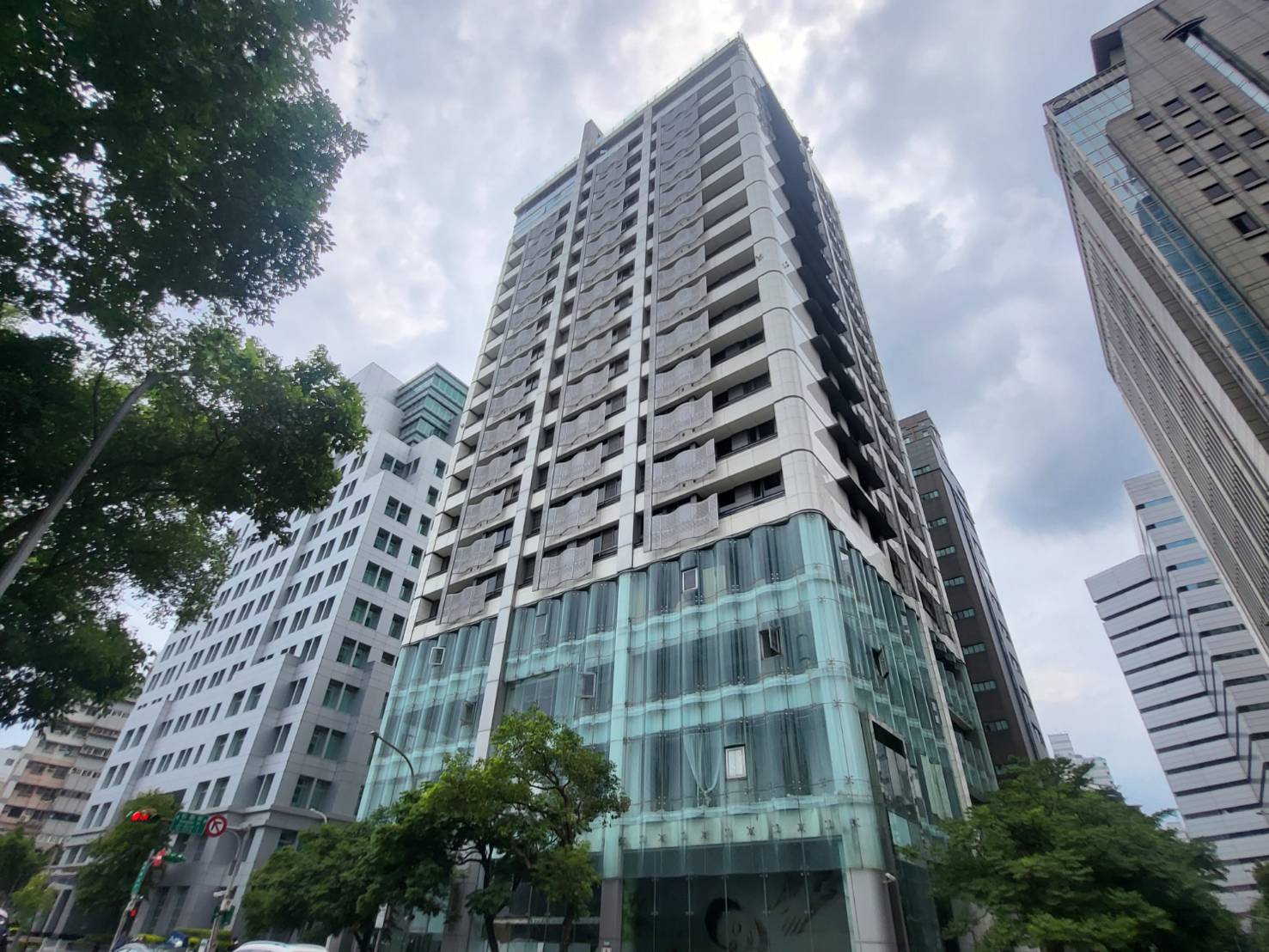 緊鄰台北101的知名豪宅「松勤玖號」驚爆帳目不清，1名政壇大咖核心幕僚已向檢調告發，要求盡速查明。