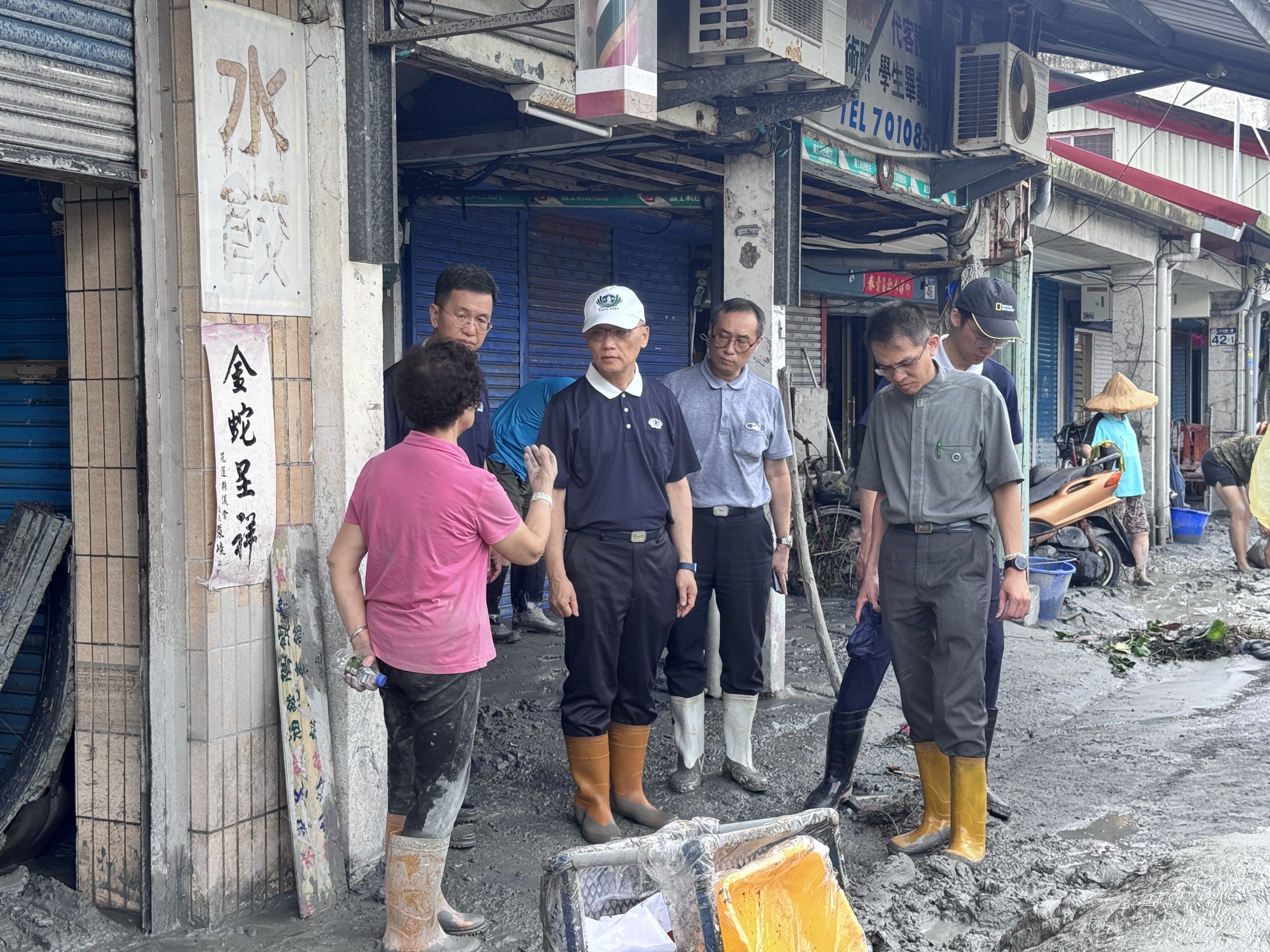 災民與慈濟志工閒聊災變當天的情景。（慈濟基金會提供）