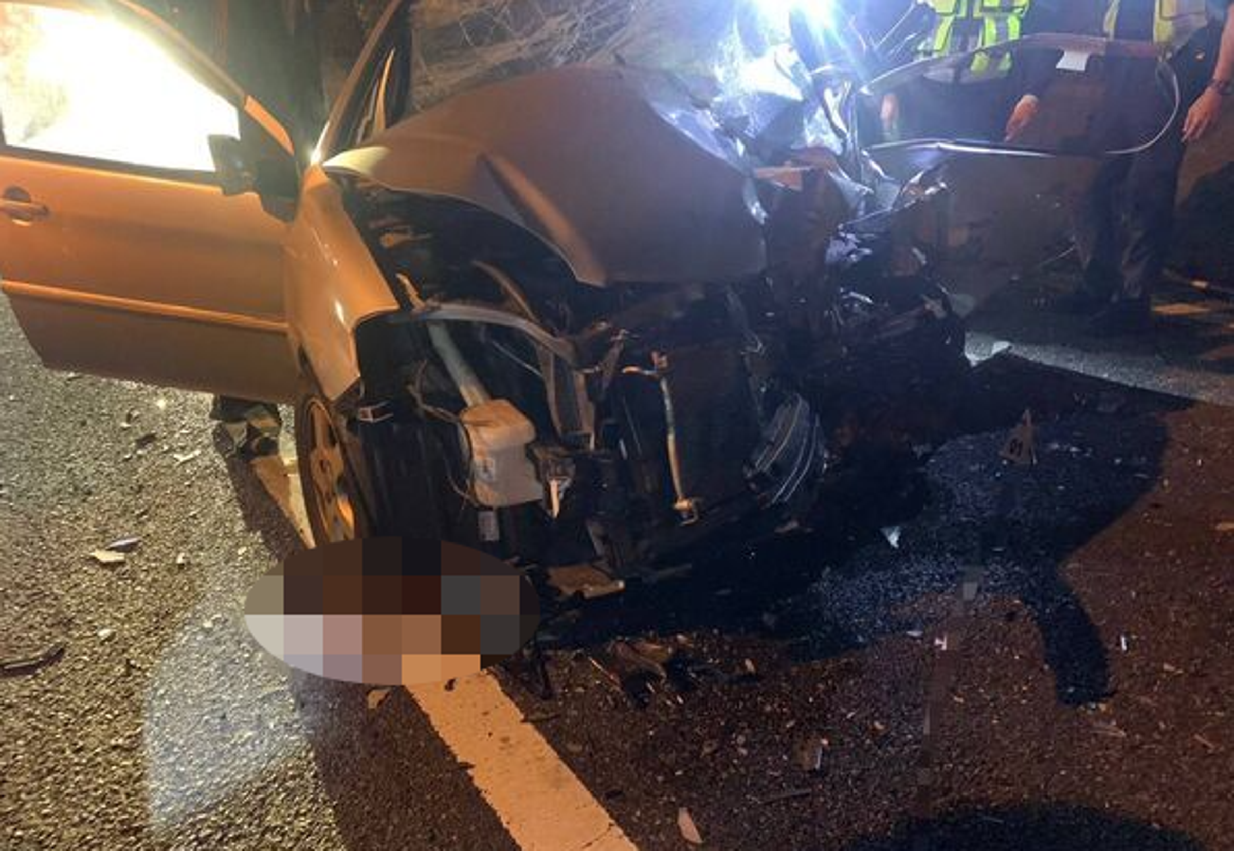 詹姓男子駕駛自小客行經國三中和段,疑似錯過匝道口竟在路肩迴轉,逆向行駛撞上BMW轎車,造成詹男不治,自小客車頭毀爛。(翻攝畫面)