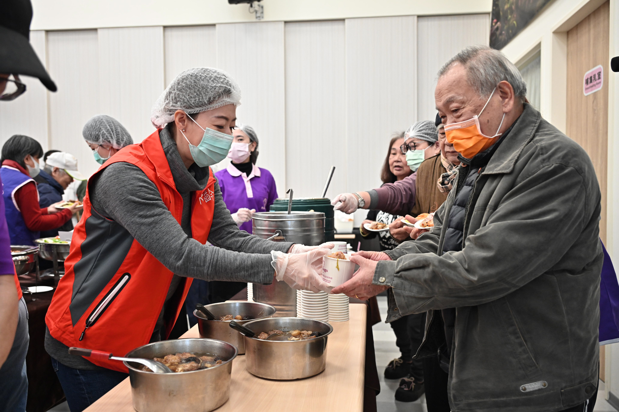 郭曉玲親自為長輩們端上熱呼呼的佛跳牆。（翻攝永齡基金會臉書）