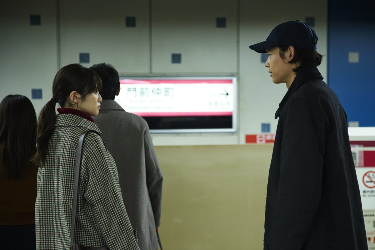 今田美櫻(左)表示,導演岸喜幸總是面帶笑容,讓人安心。(車庫娛樂提供)