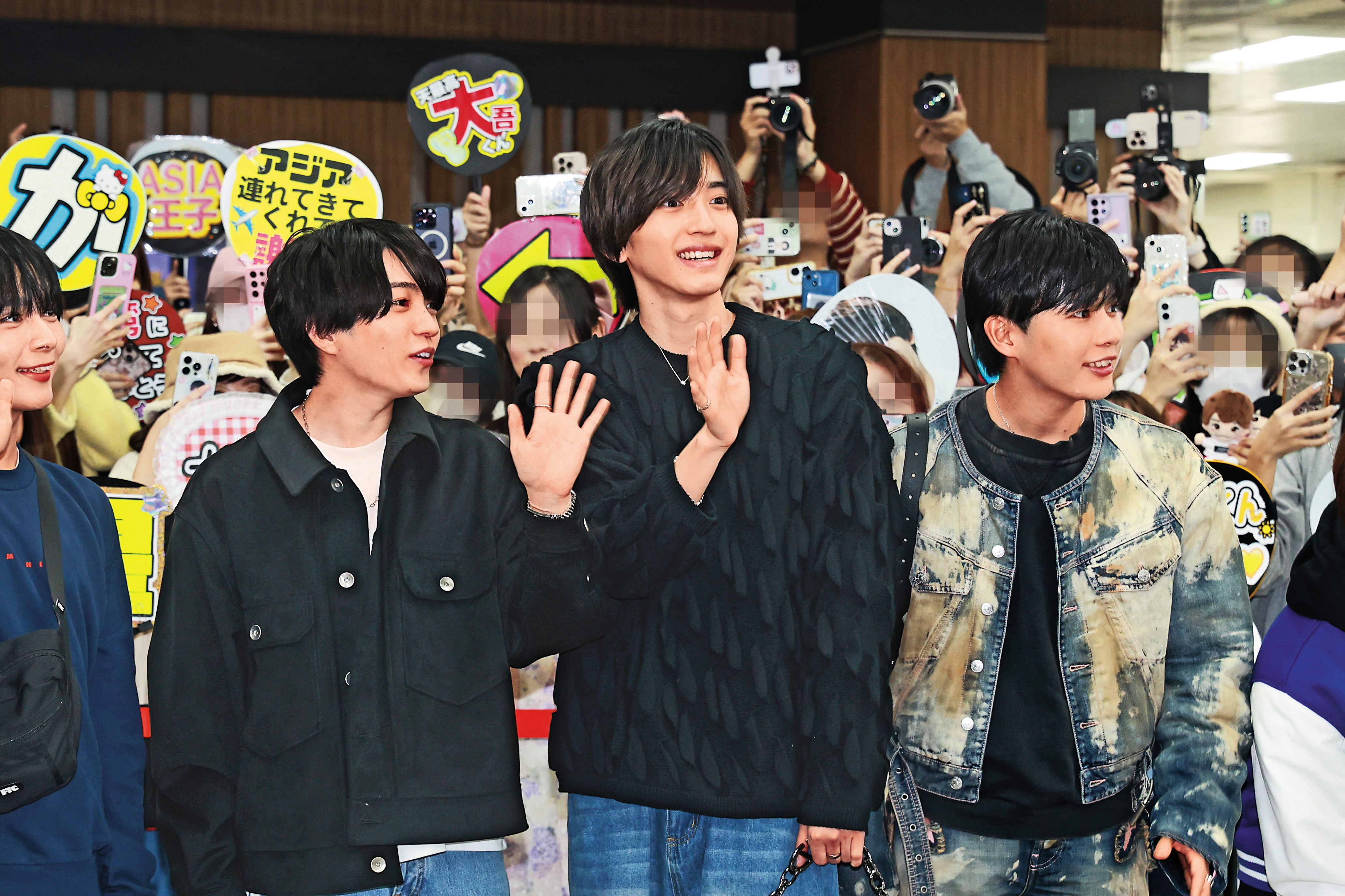「浪花男子」成員道枝駿佑（中），被視為是木村拓哉接班人，這顏值站C位小編完全同意。左為西畑大吾、右為長尾謙杜。