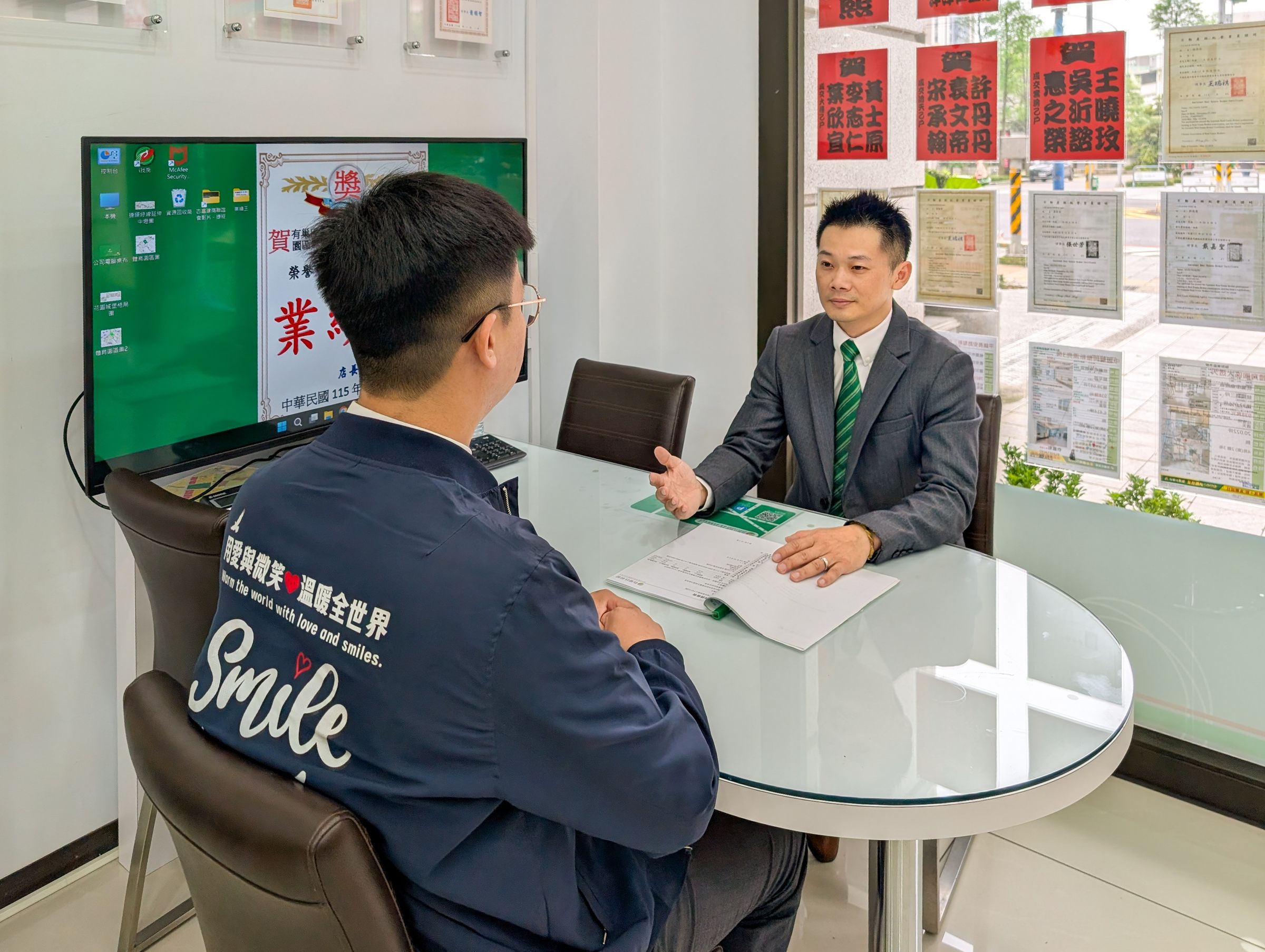 對於客戶的詢問,黃舶瑋副店長(圖右)堅持據實告知所有房屋資訊,要讓客戶有充分的資訊做決定。(圖片來源/永慶房產集團提供)