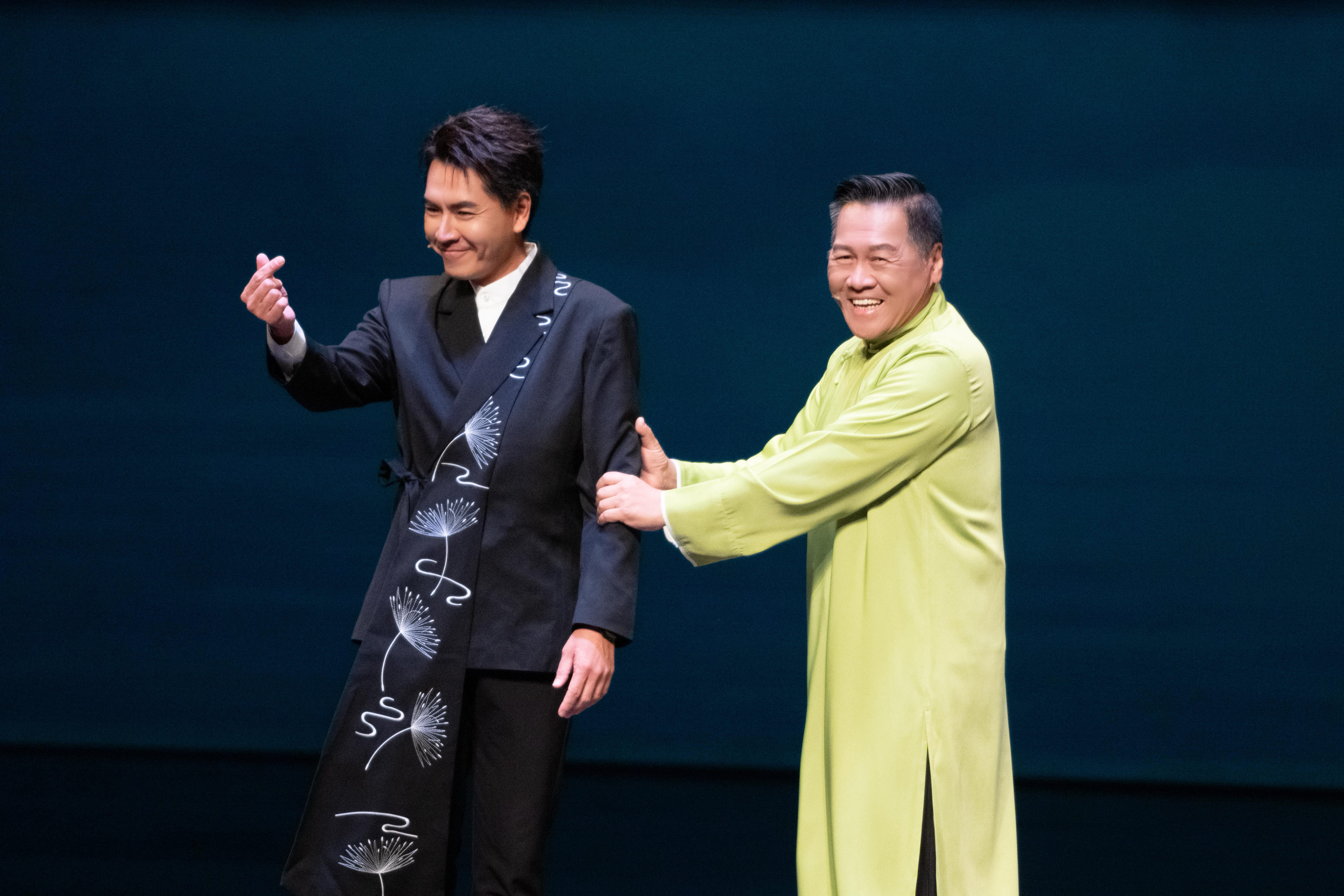 王傳一在朱德剛的提攜下完成人生第一次相聲演出。(嚞娛樂提供)