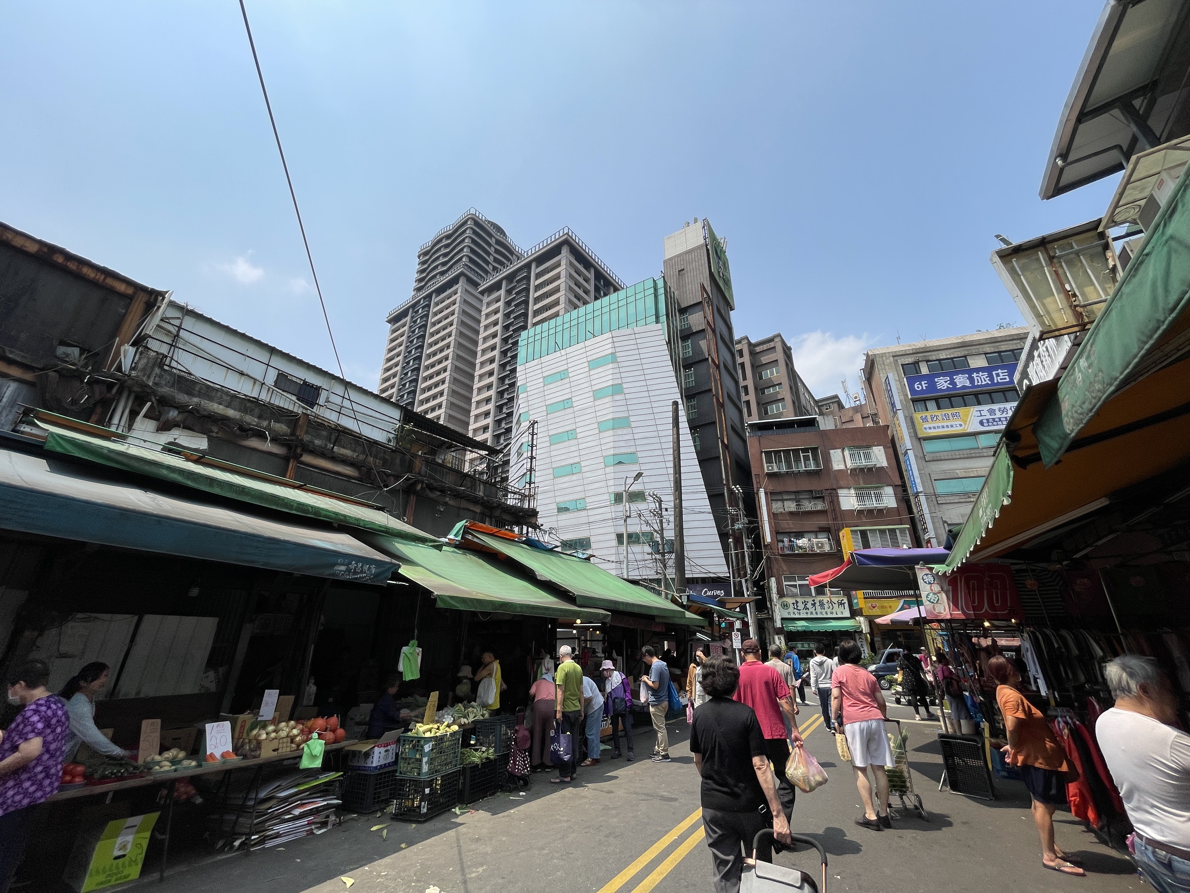 網傳景美菜市場附近大樓受地震影響疑似歪斜，議員出面澄清是誤會。