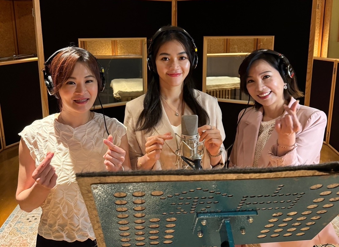 歌手麗蓉（絨）、主播劉方慈、林靖芬(由左至右)等人錄製「佛曲」，希望大家在農曆7月因佛無懼無憂。（王皖佳提供）
