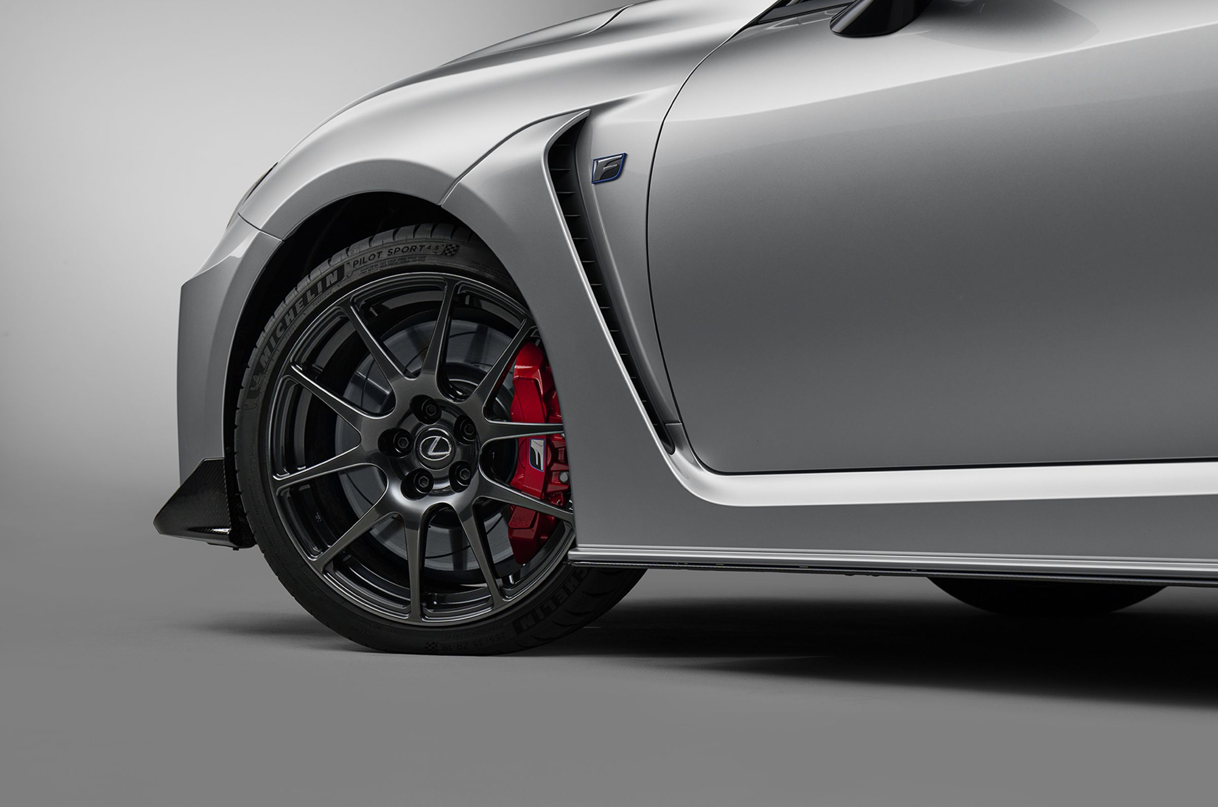RC F Final Edition精選19吋超輕量化BBS黑化鍛造鋁圈, 搭配Brembo®高性能煞車系統的搶眼紅色煞車卡鉗