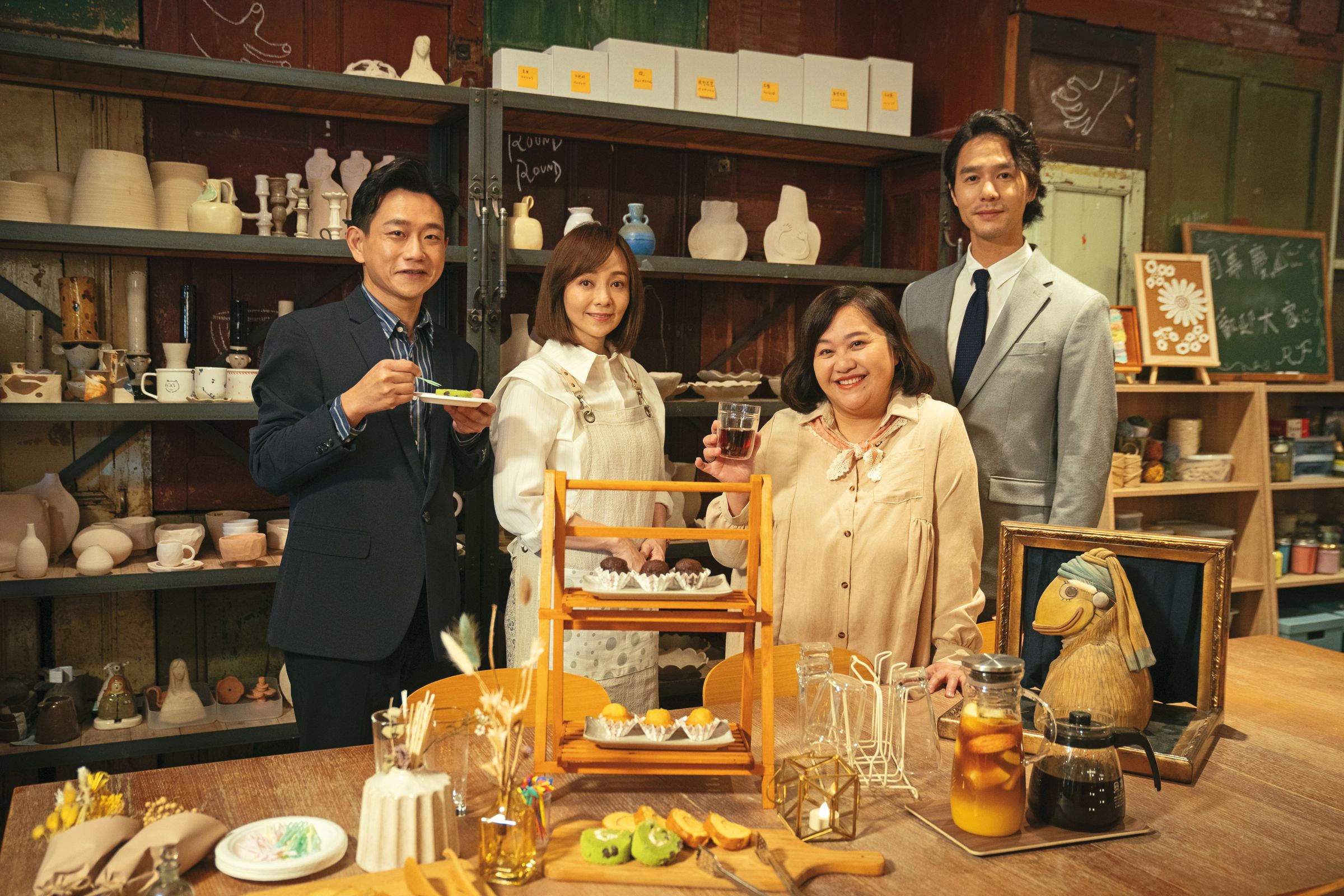 《不良執念清除師》陳家逵(左起)、季芹、鍾欣凌、丁春誠扮演兩對於公於私,彼此都是好交情的夫妻檔,但私下卻是暗潮洶湧。(愛奇藝國際站提供)