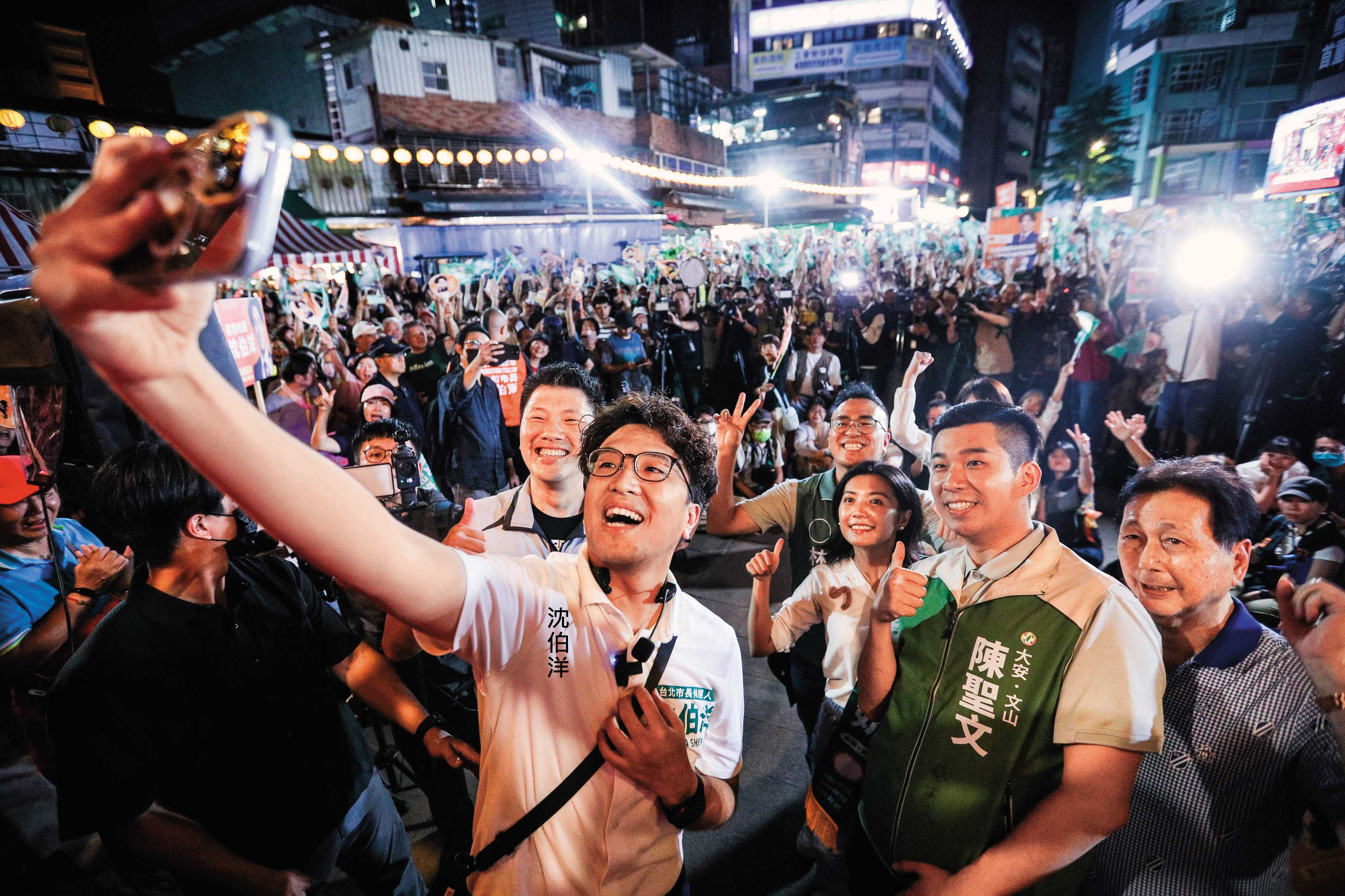 沈伯洋「洋流熱」所到之處可見大批支持者匯聚,連被視為藍營票倉的文山區,人氣也很高。(鏡報鄒保祥)