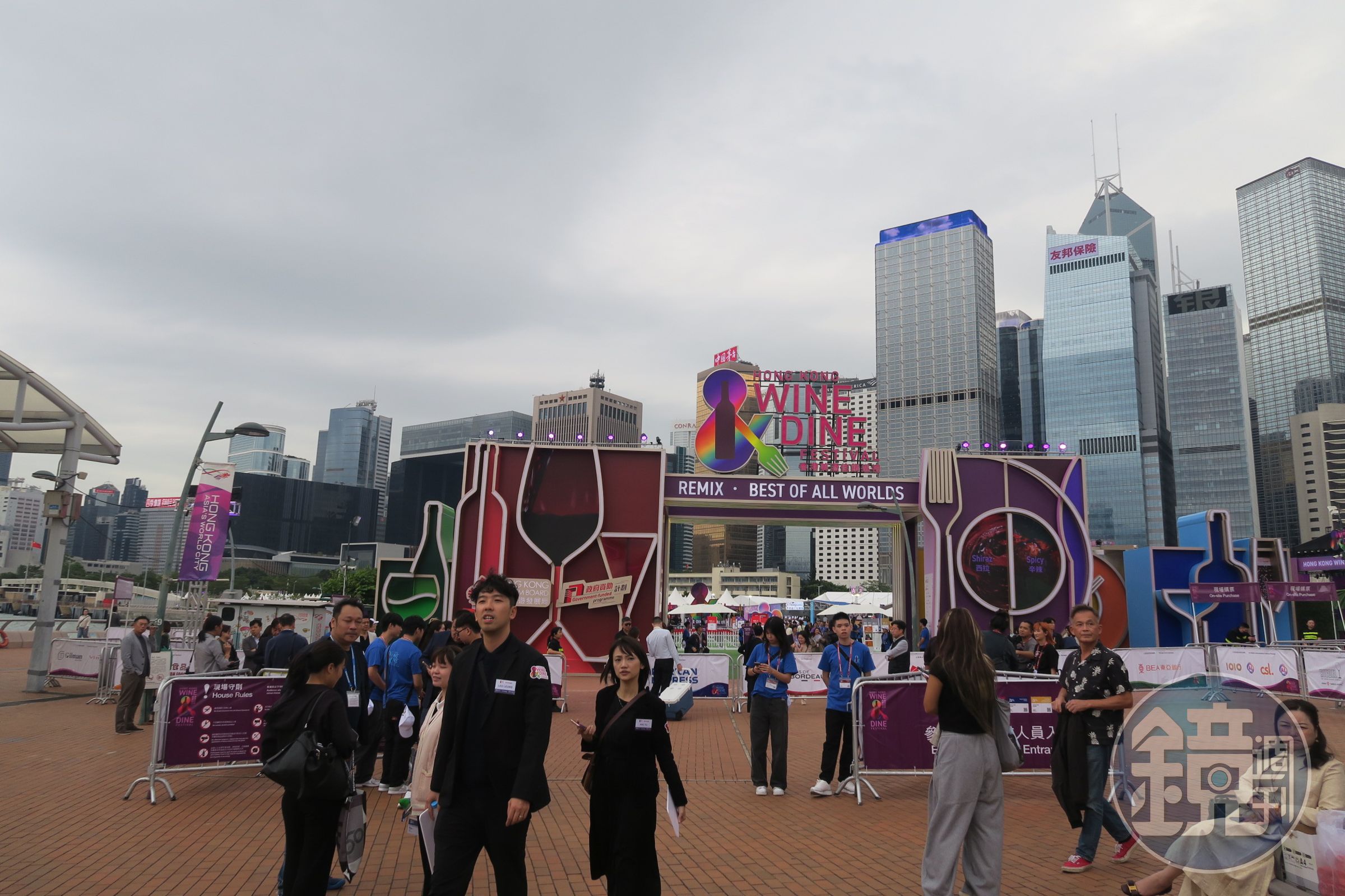 香港美酒佳餚巡禮現在固定在中環海邊摩天輪旁空地舉辦,門口裝飾著酒瓶酒杯與刀叉,場內也匯聚世界美酒與美食。