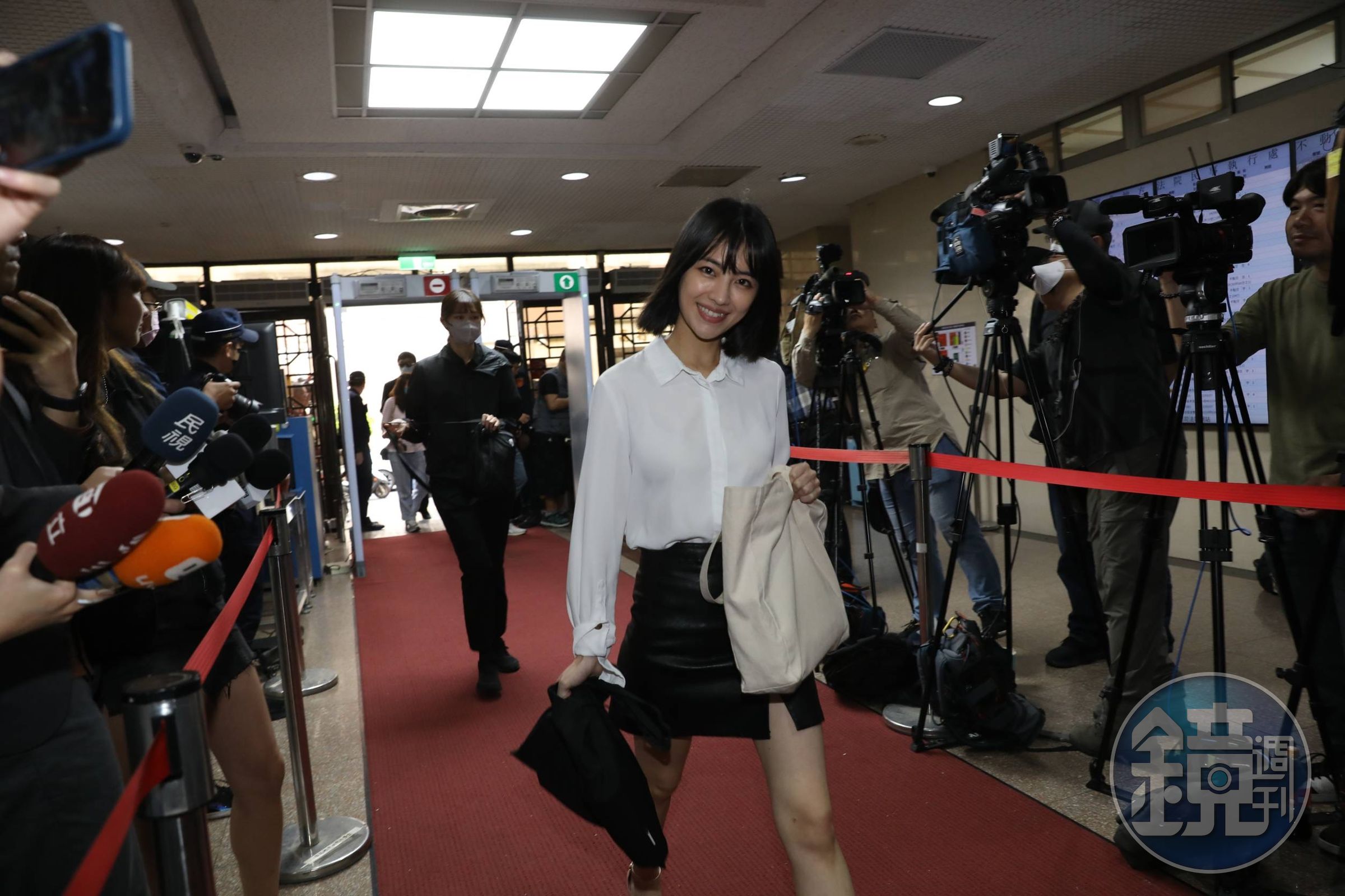 今遭高院認定未查證即指前立委鄭運鵬徵才像詐騙而判賠15萬元的徐千晴也陪同高虹安出庭。