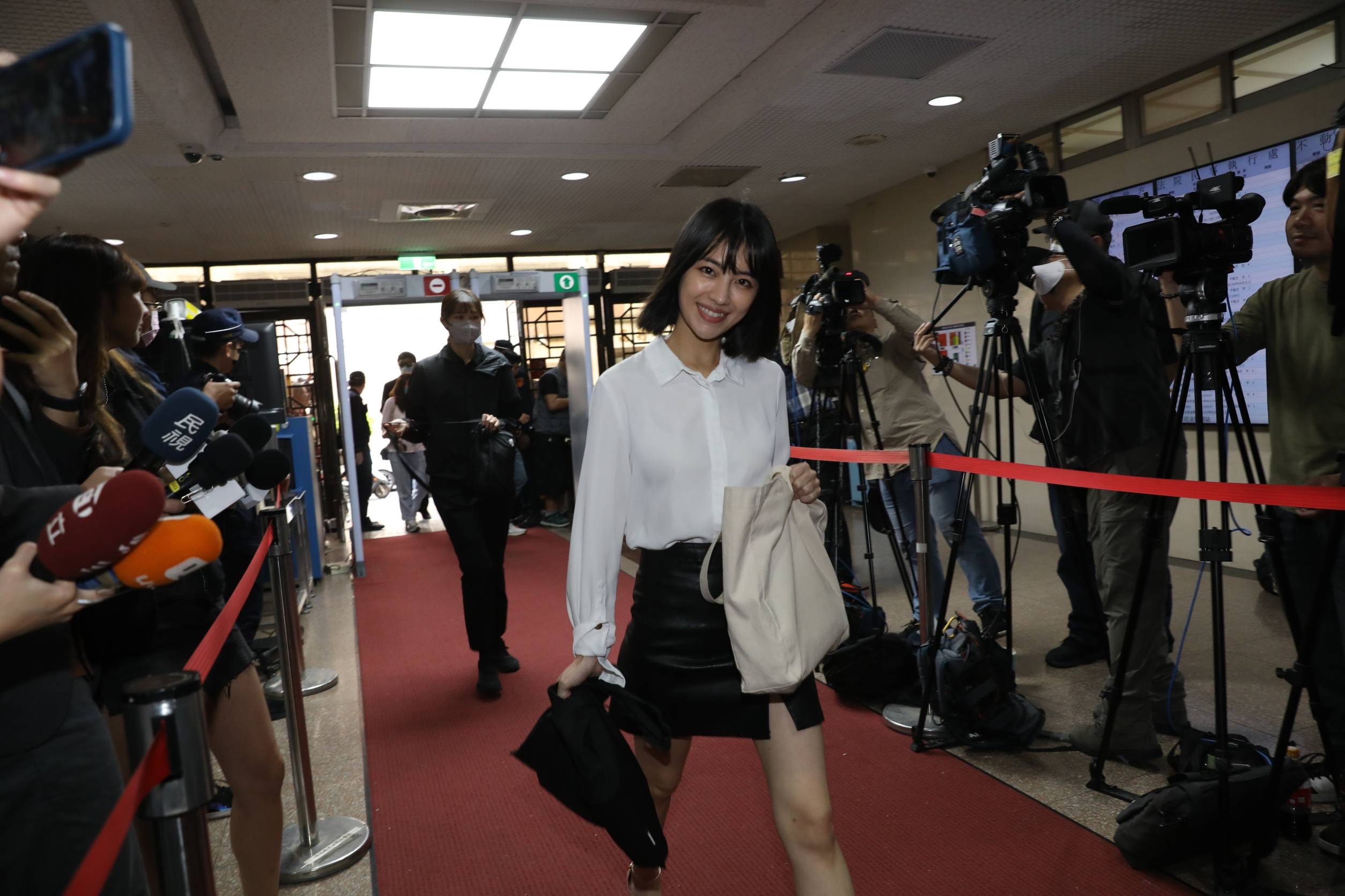 今遭高院認定未查證即指前立委鄭運鵬徵才像詐騙而判賠15萬元的徐千晴也陪同高虹安出庭。