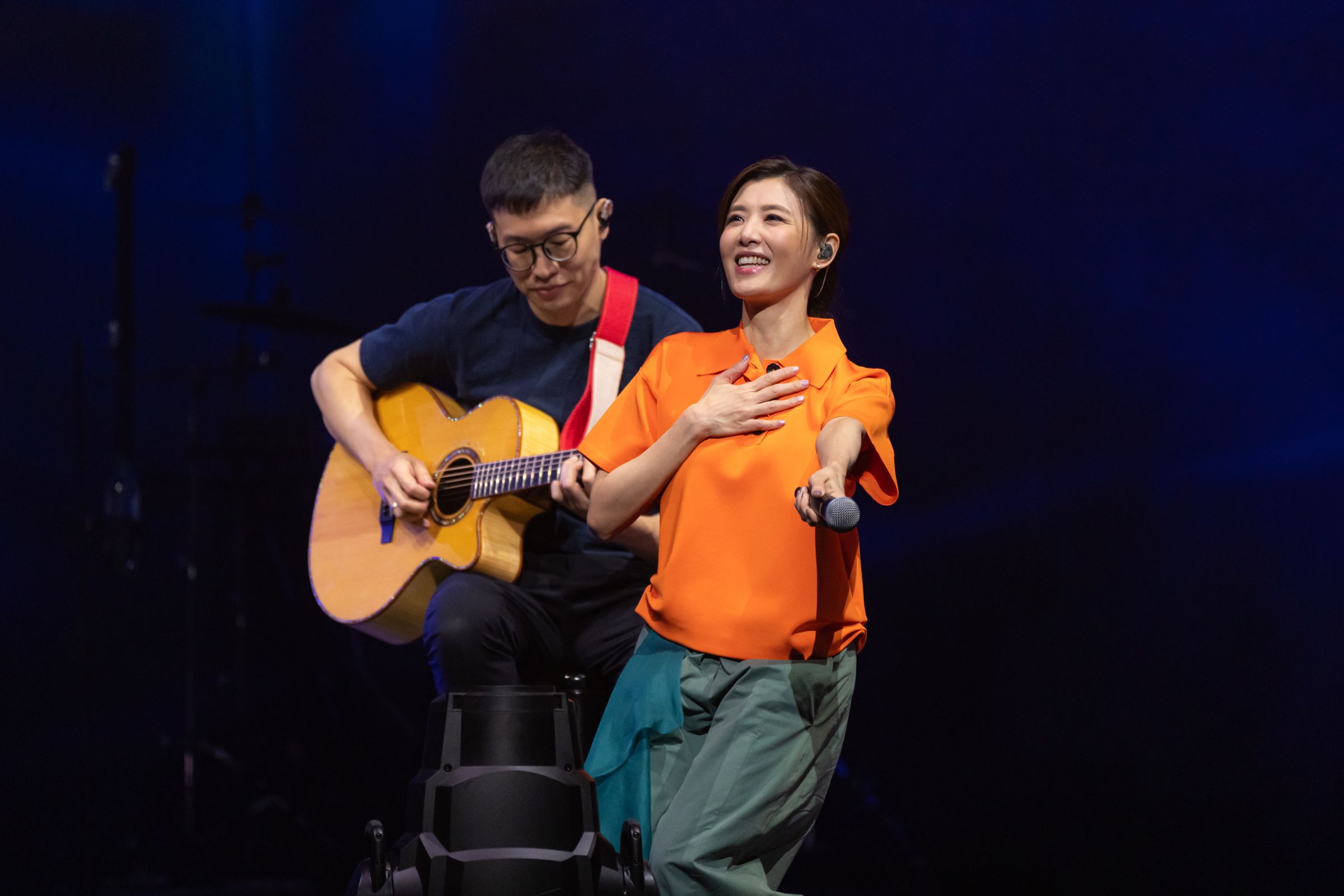 蘇慧倫特別演唱〈城裡的月光〉送給新加坡歌迷。（相信音樂提供）