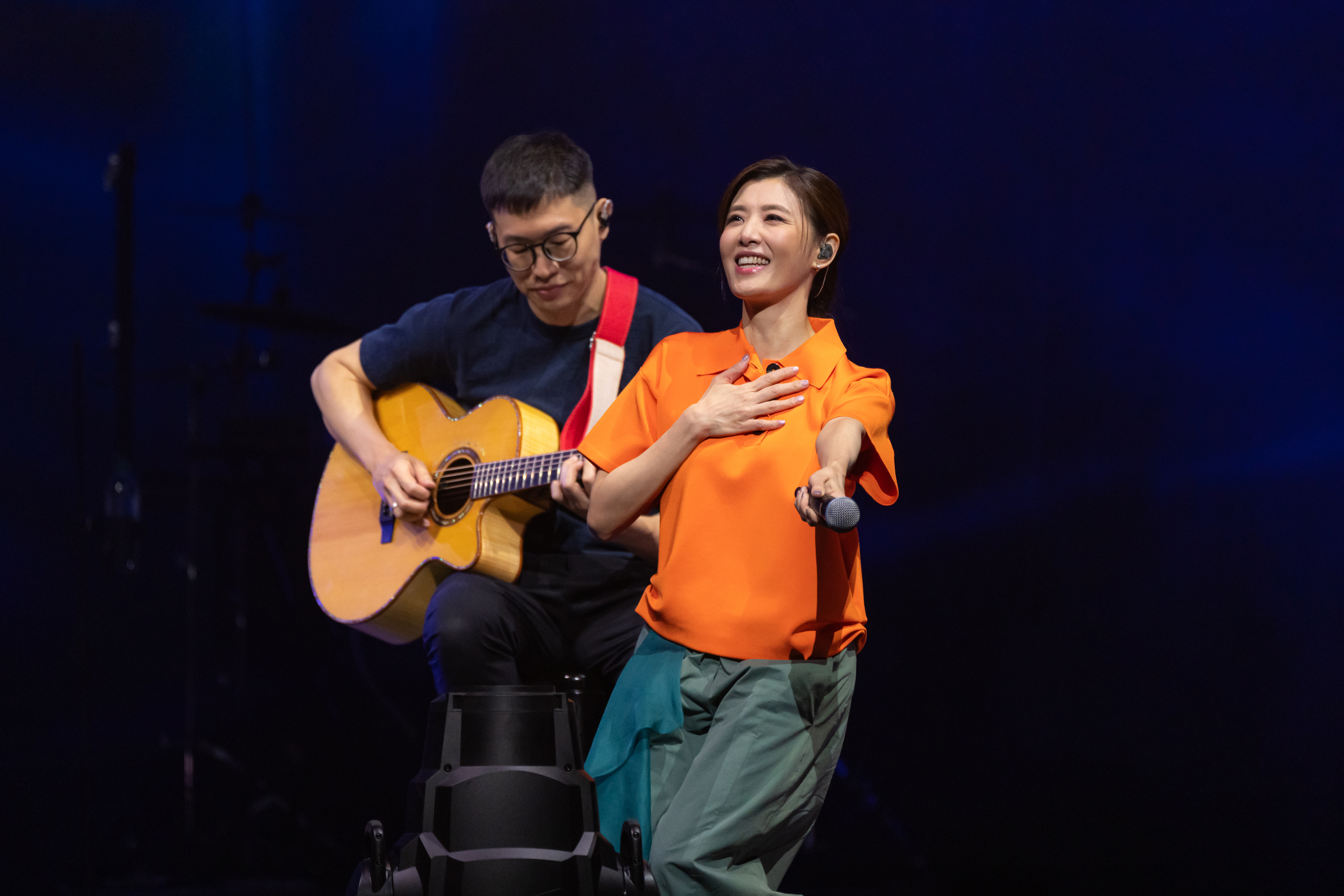 蘇慧倫特別演唱〈城裡的月光〉送給新加坡歌迷。（相信音樂提供）