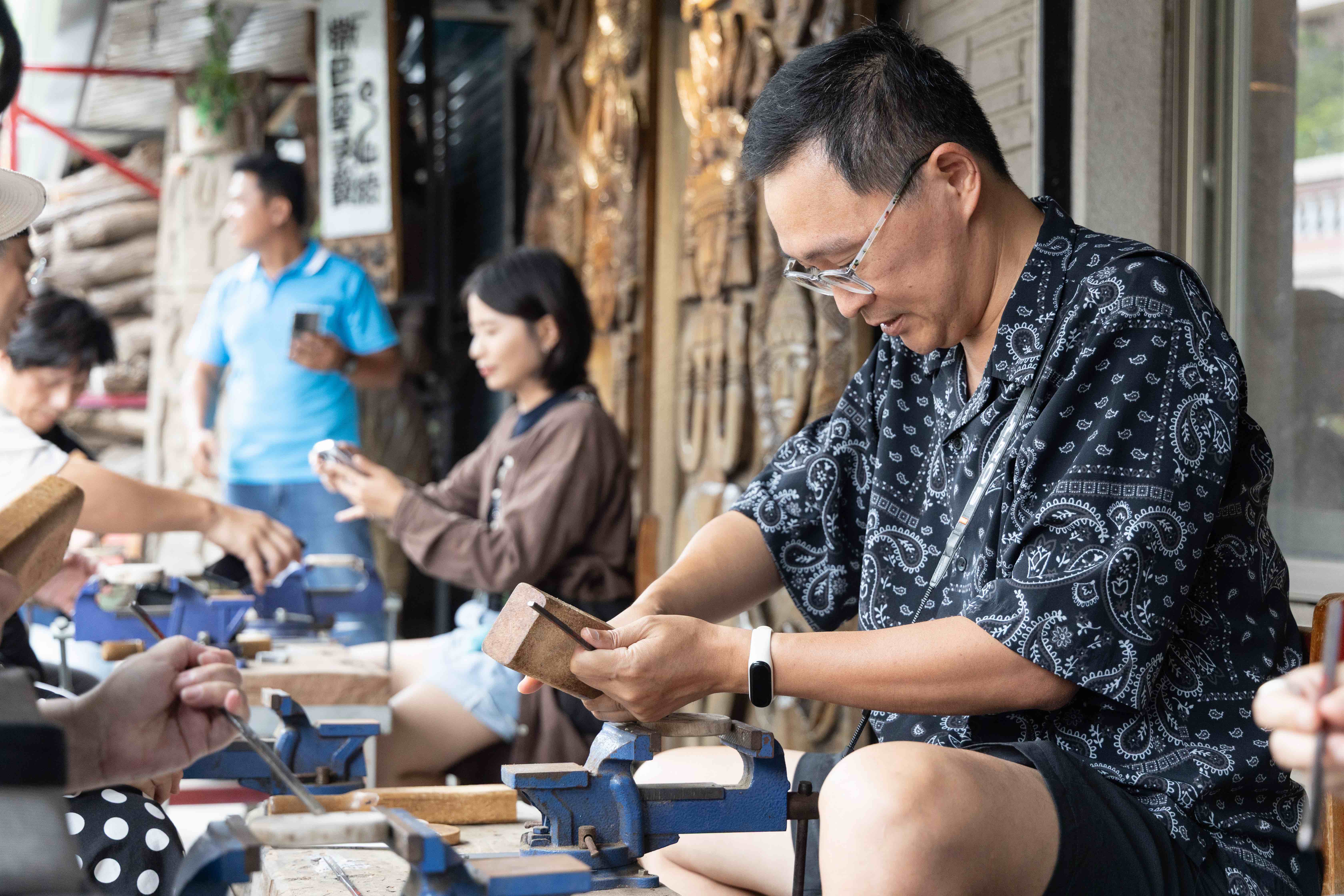 遊客可體驗木雕DIY課程，在敲敲打打間親手製作作品，感受排灣族木雕工藝魅力。