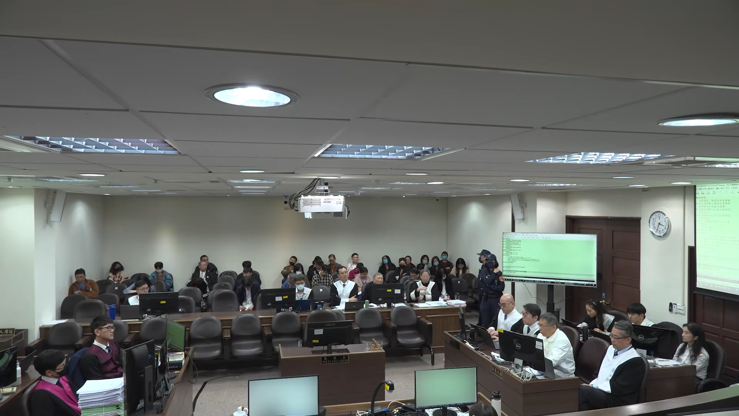 柯文哲在言詞辯論期間怒嗆檢察官才是破壞回歸專業的人。（翻攝自臺北地院刑事科YouTube）