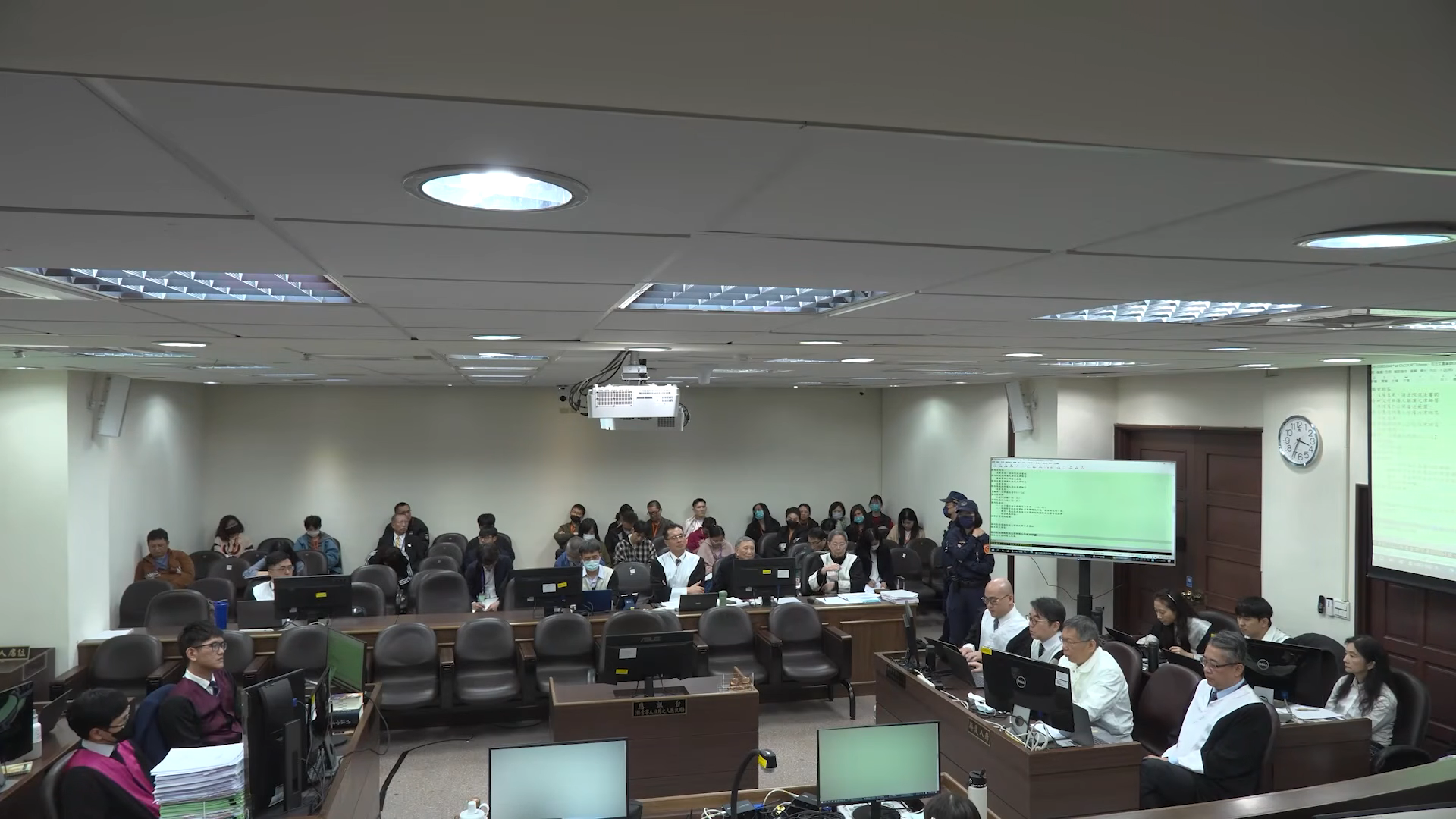 柯文哲在言詞辯論期間怒嗆檢察官才是破壞回歸專業的人。(翻攝自臺北地院刑事科YouTube)