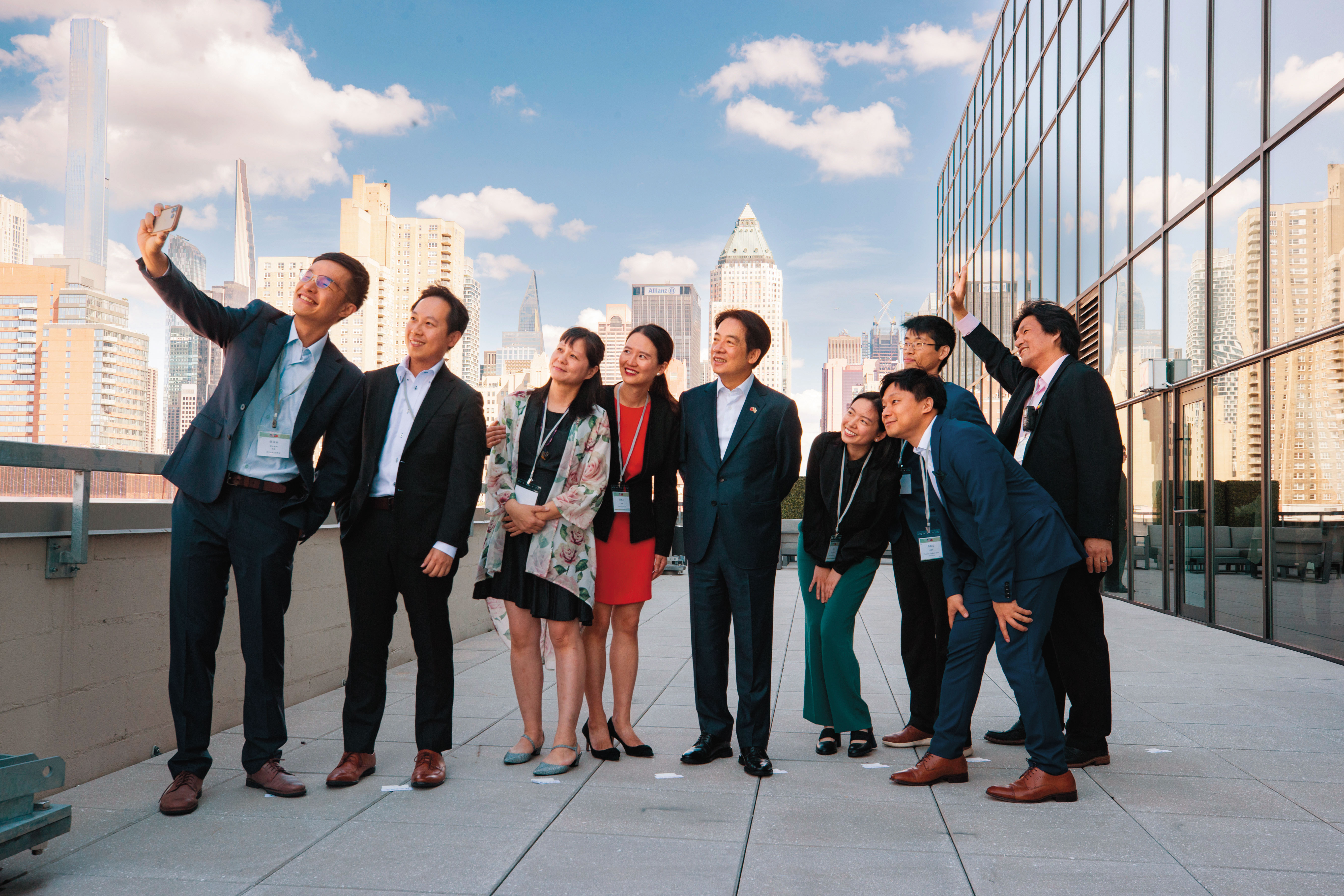 賴清德（中）加強黨內人才培育，黨中央打算在立法院休會期間赴美國華府辦外交營隊。圖為賴清德去年8月在紐約與台美青年交流。（翻攝總統府flickr）