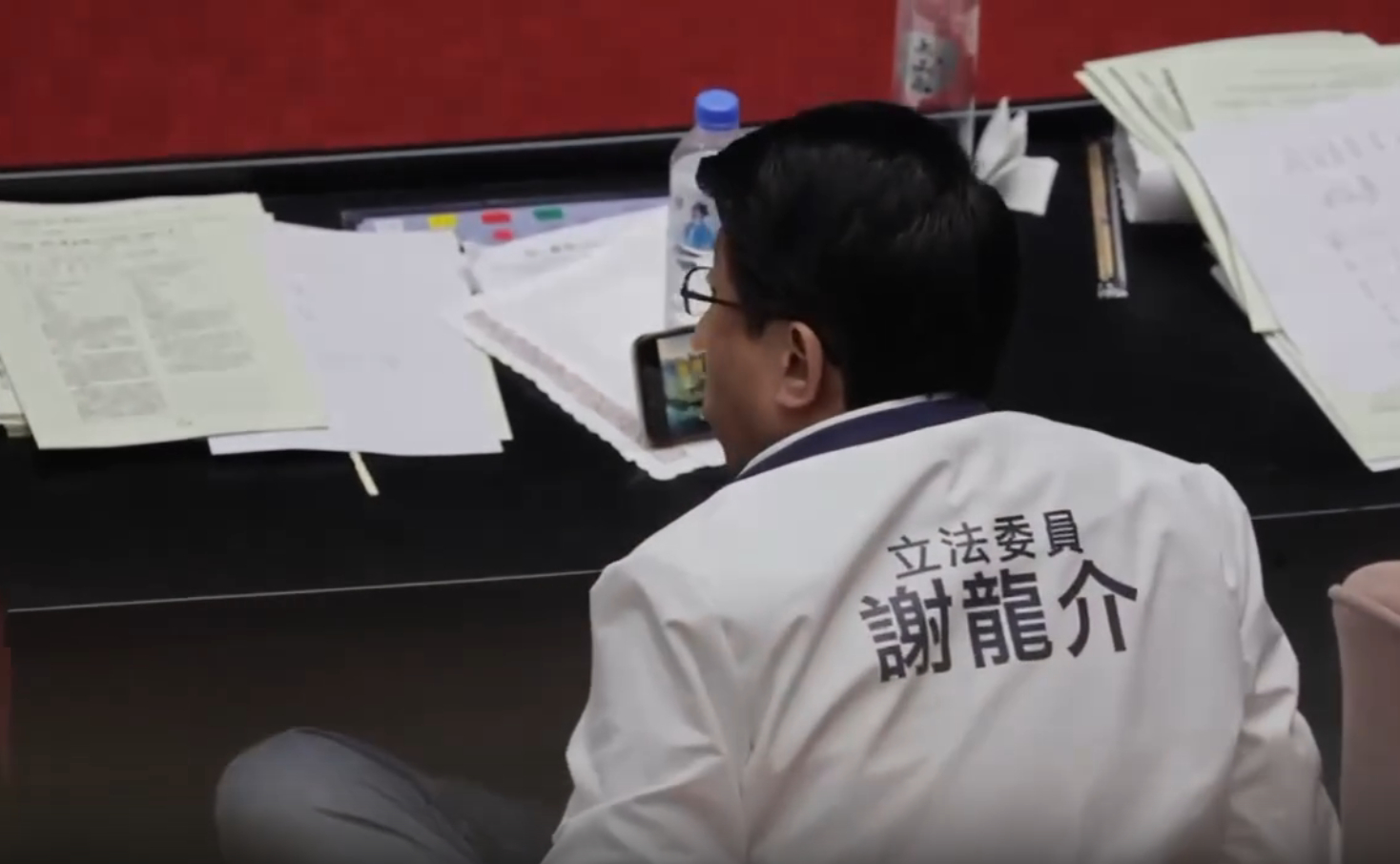 周軒發文曝謝龍介在院會期間看「如果發生武統，台灣民眾會不會反抗」影片。（翻攝周軒臉書）