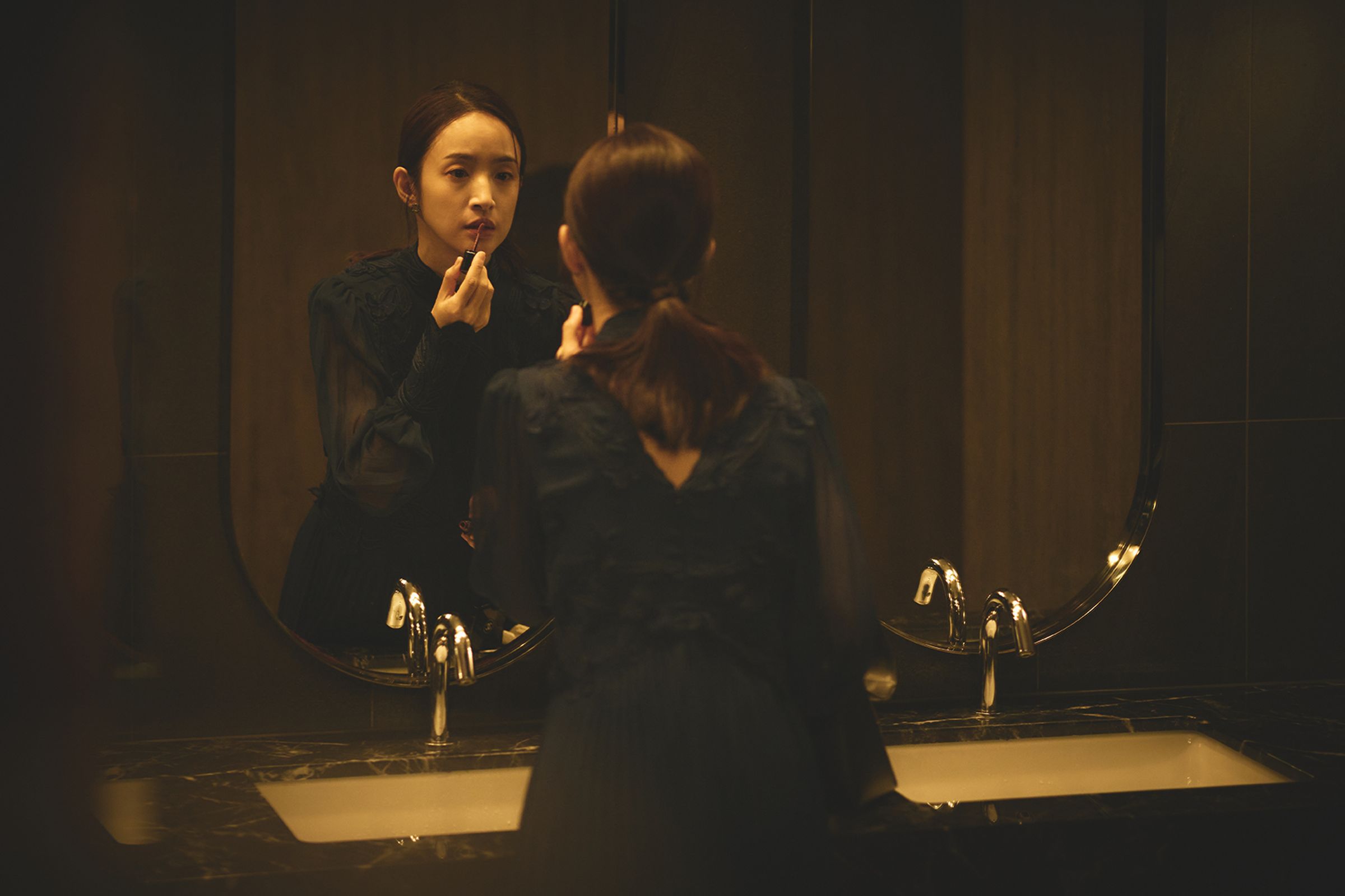 林依晨首度挑戰監製工作,同時也是主演,她飾演的醫師娘內心壓抑,難度高不易拿捏。(周子娛樂提供)