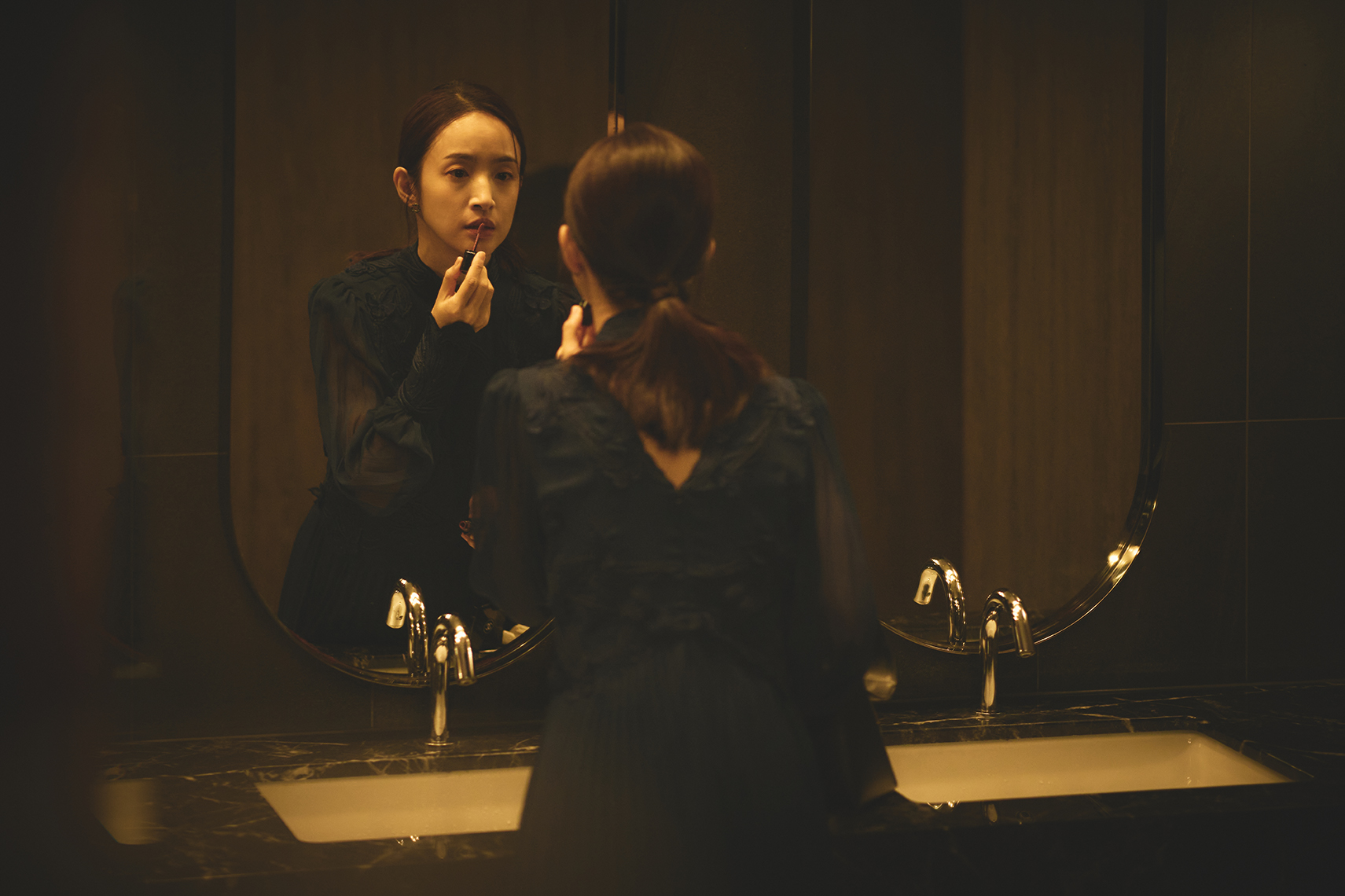 林依晨首度挑戰監製工作，同時也是主演，她飾演的醫師娘內心壓抑，難度高不易拿捏。（周子娛樂提供）