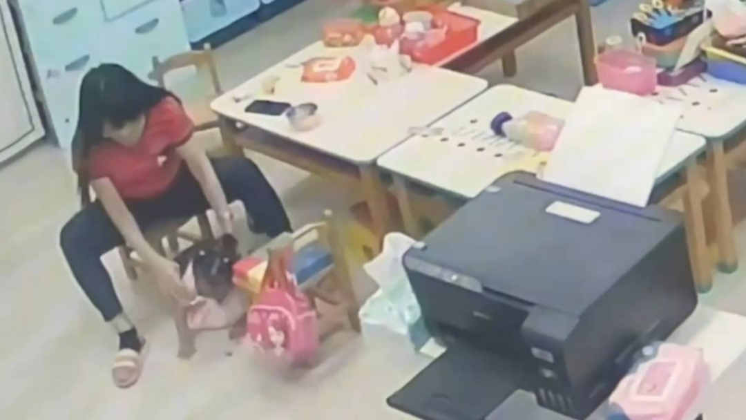該名女教師粗暴地虐待年僅2歲的特教幼生。（簡煥宗提供）
